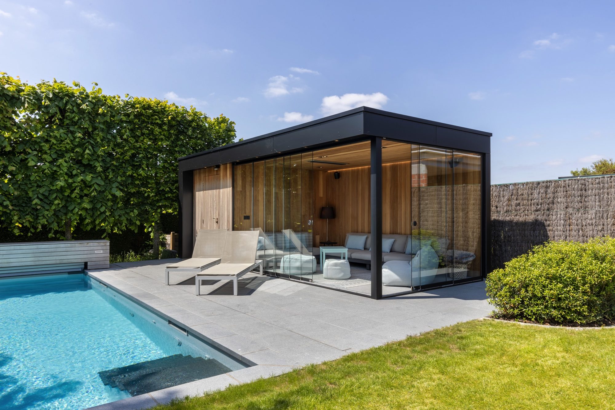 Strakke poolhouse met overdekt terras en berging