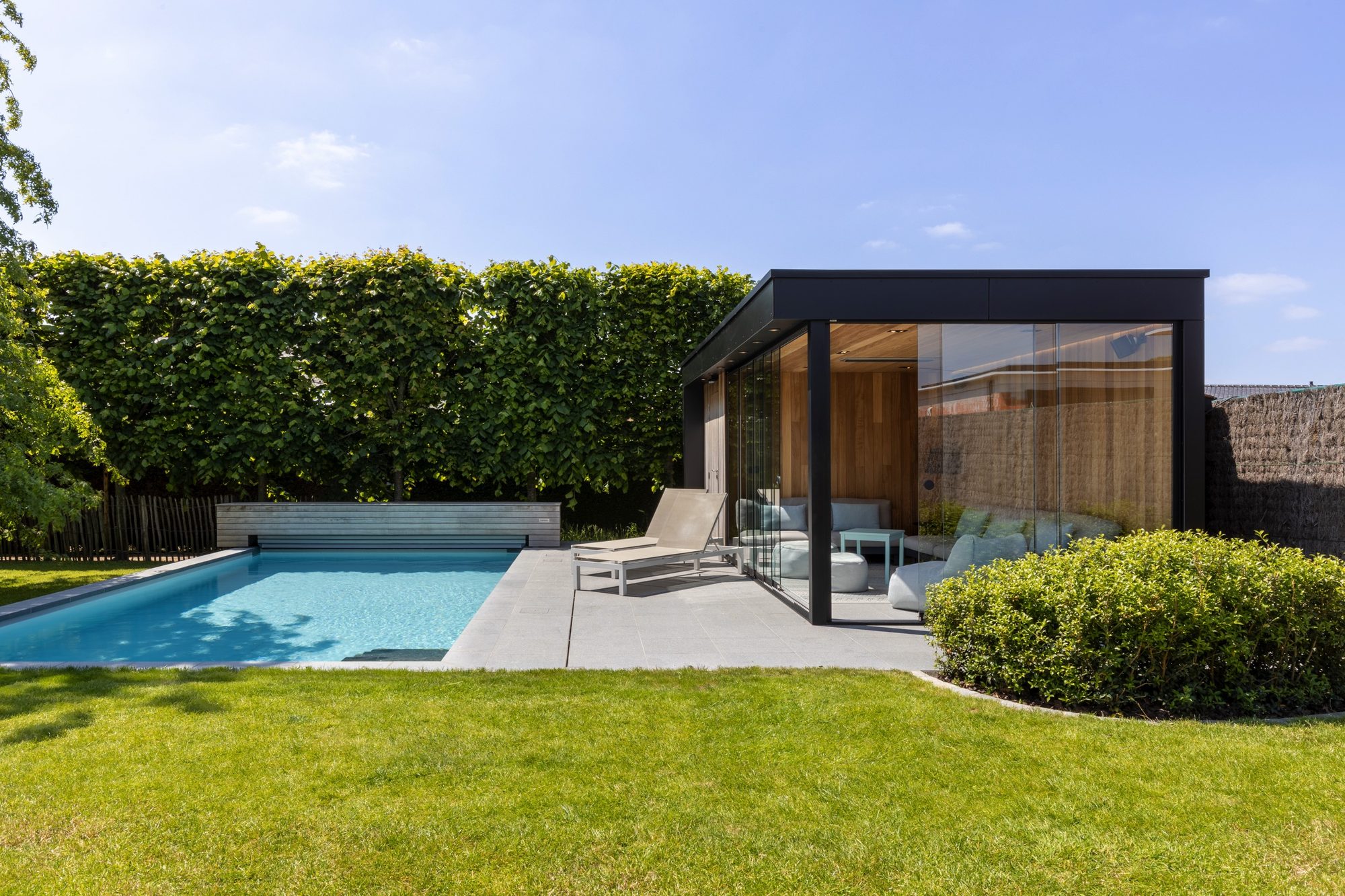 Moderne poolhouse met zwart en hout