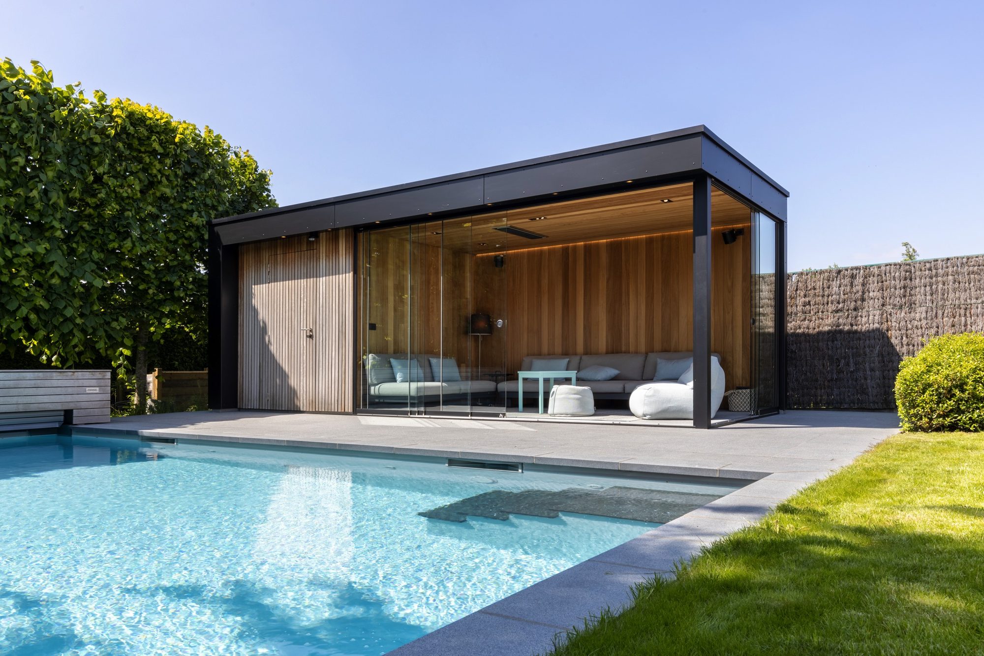 Houten poolhouse met Trespa dakrand
