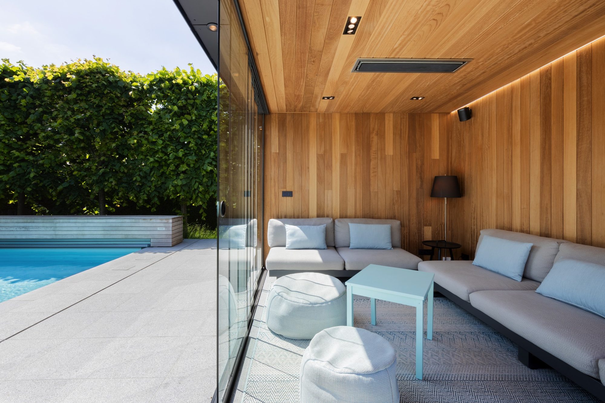 Poolhouse met overdekt zitgedeelte