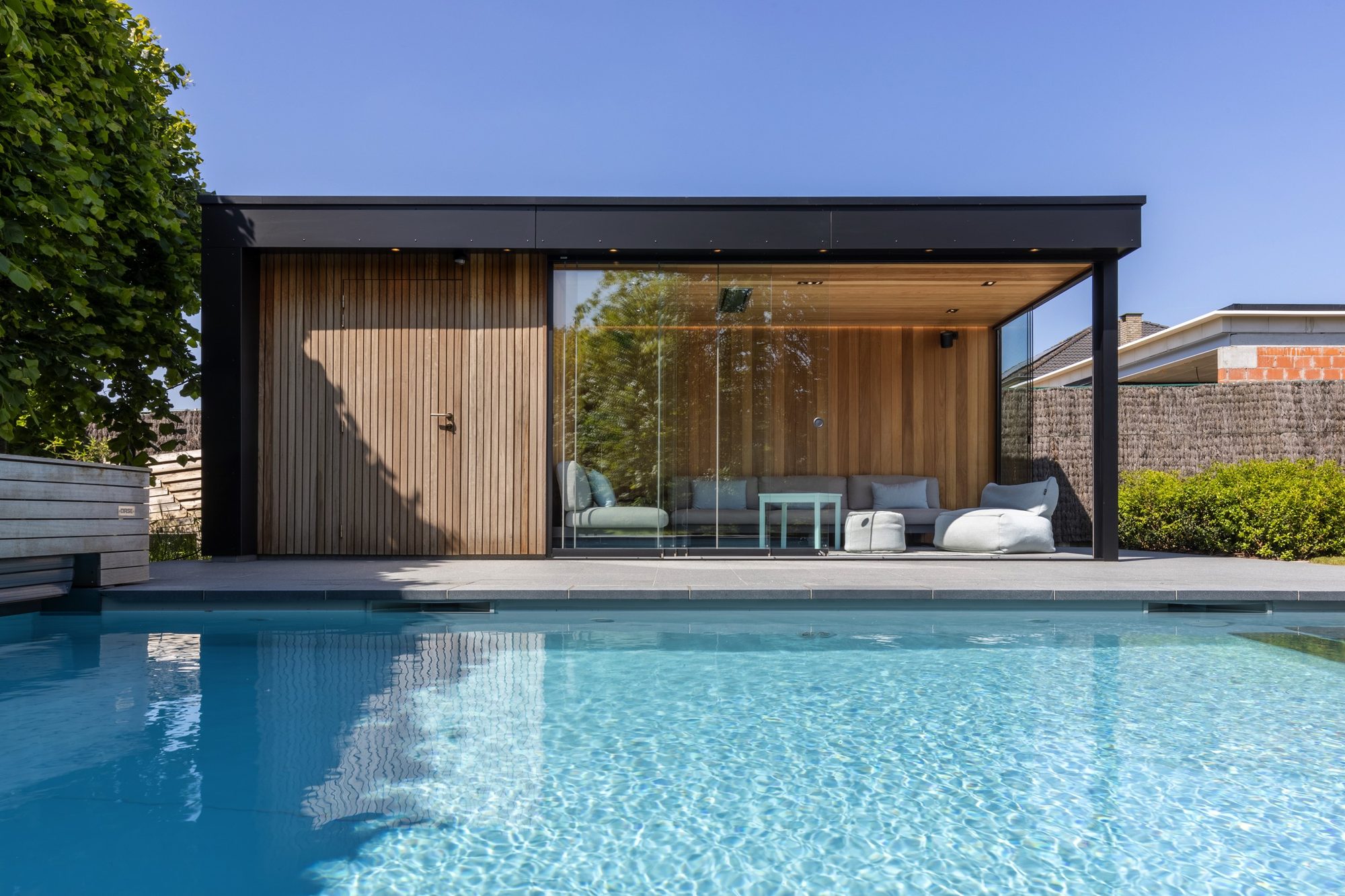 Modern bijgebouw aan zwembad