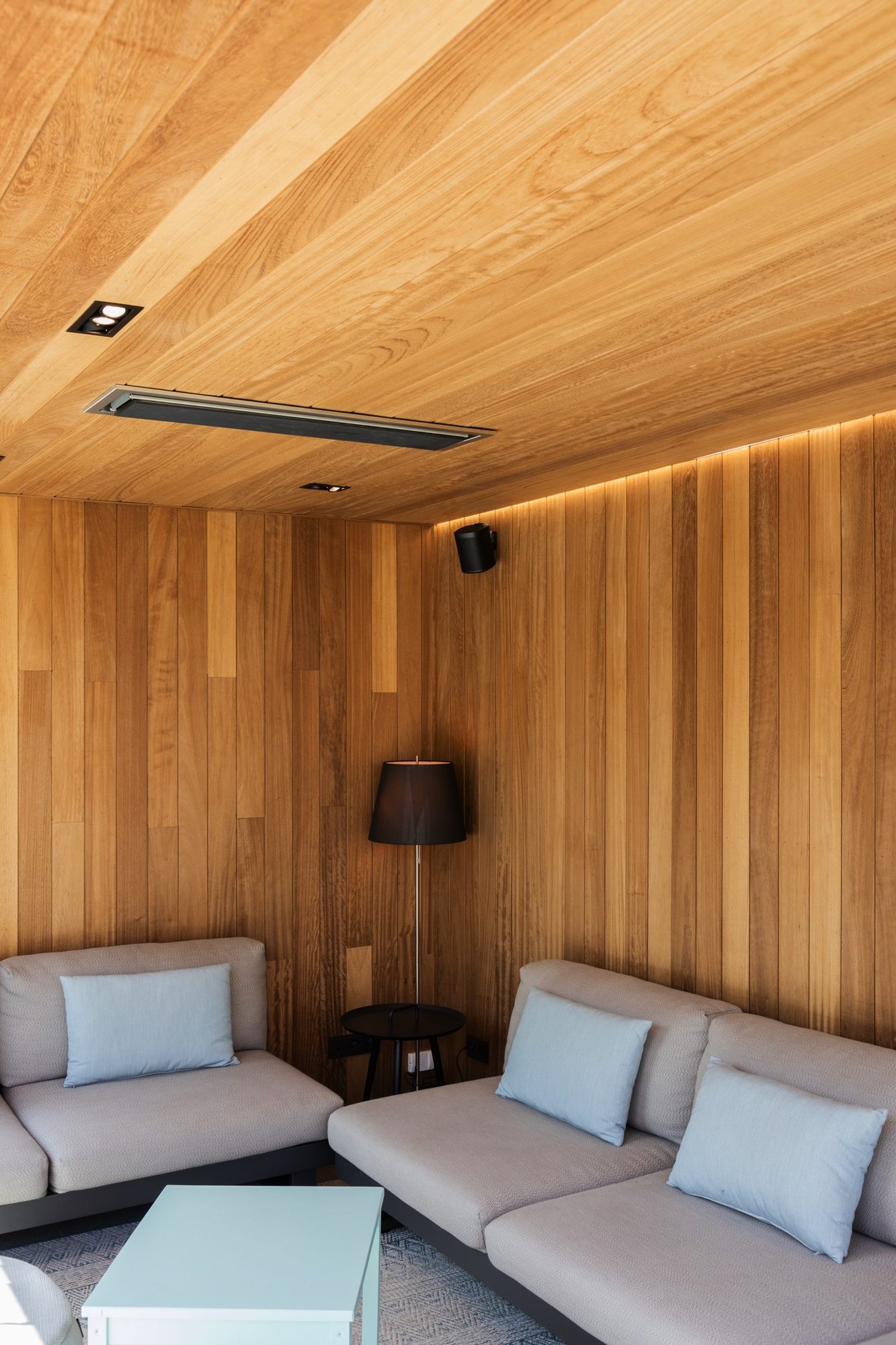 Gezellige zithoek in poolhouse met heatstrip