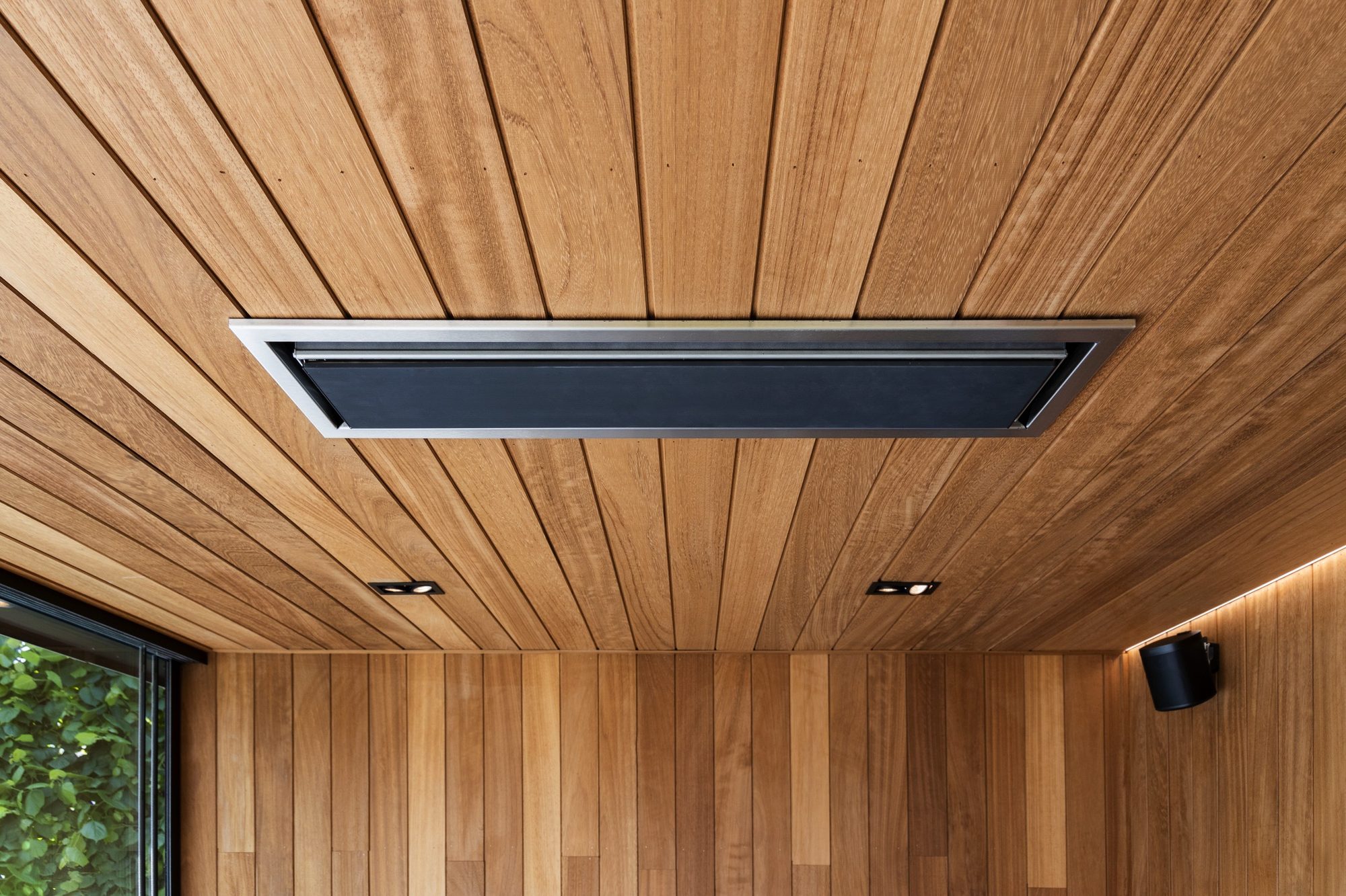 Poolhouse met heatstrip en indirecte verlichting