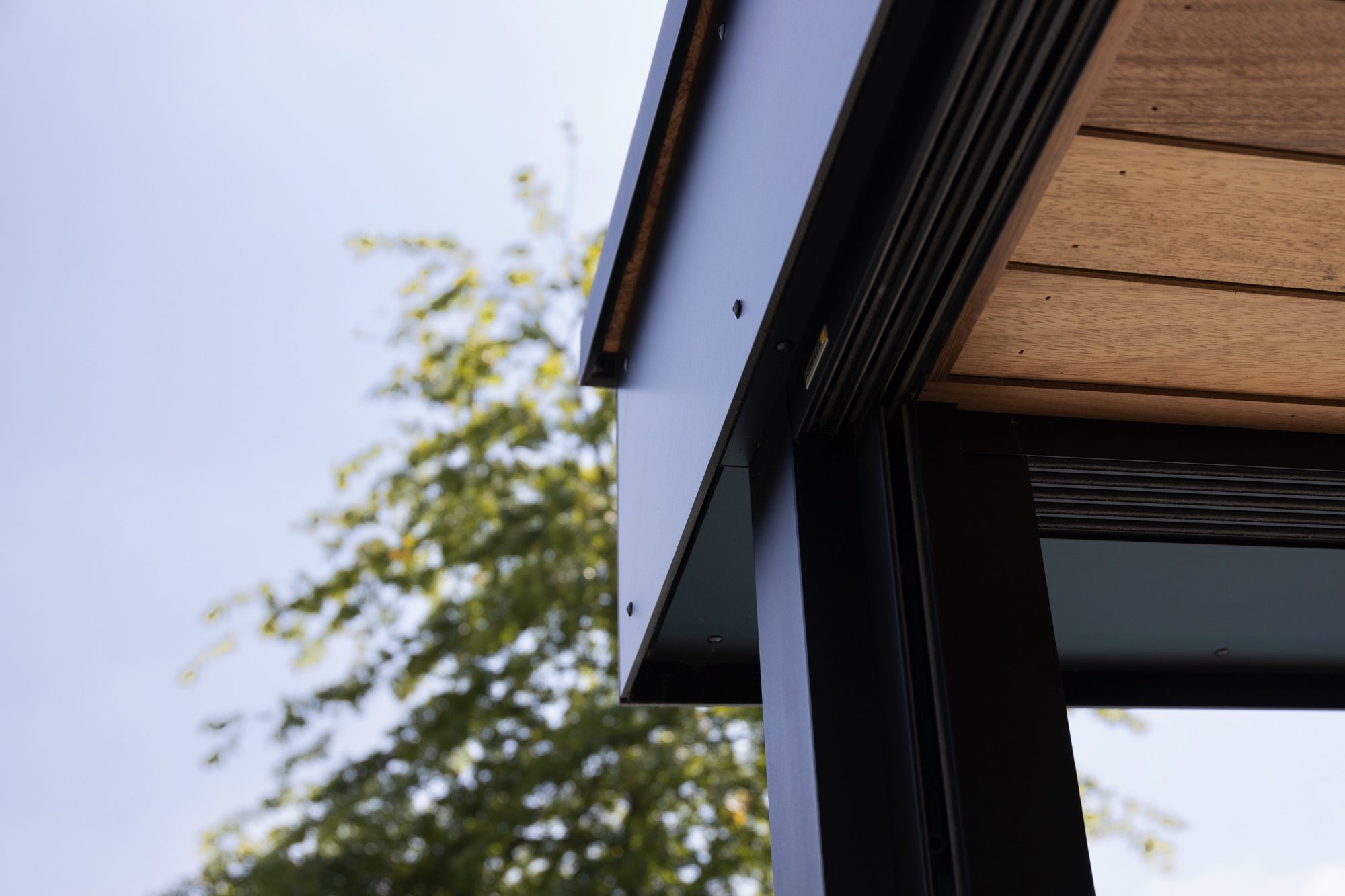 Dakrand poolhouse met Trespa en hout