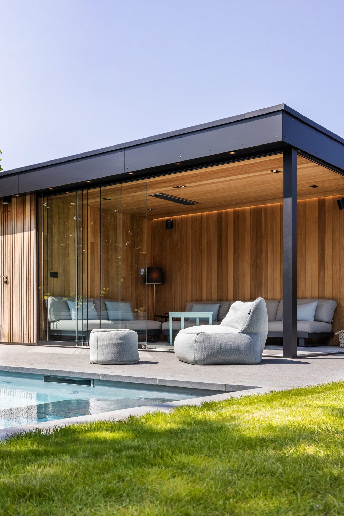 Roolf zitzak aan Poolhouse