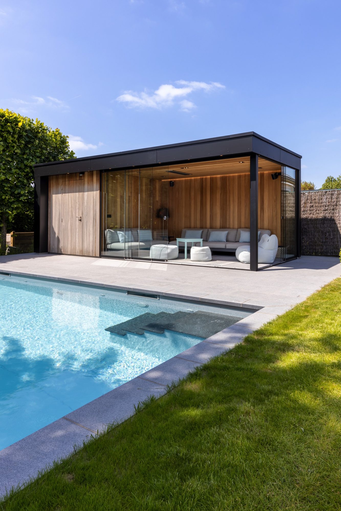 Poolhouse met tropisch hardhout en Trespa