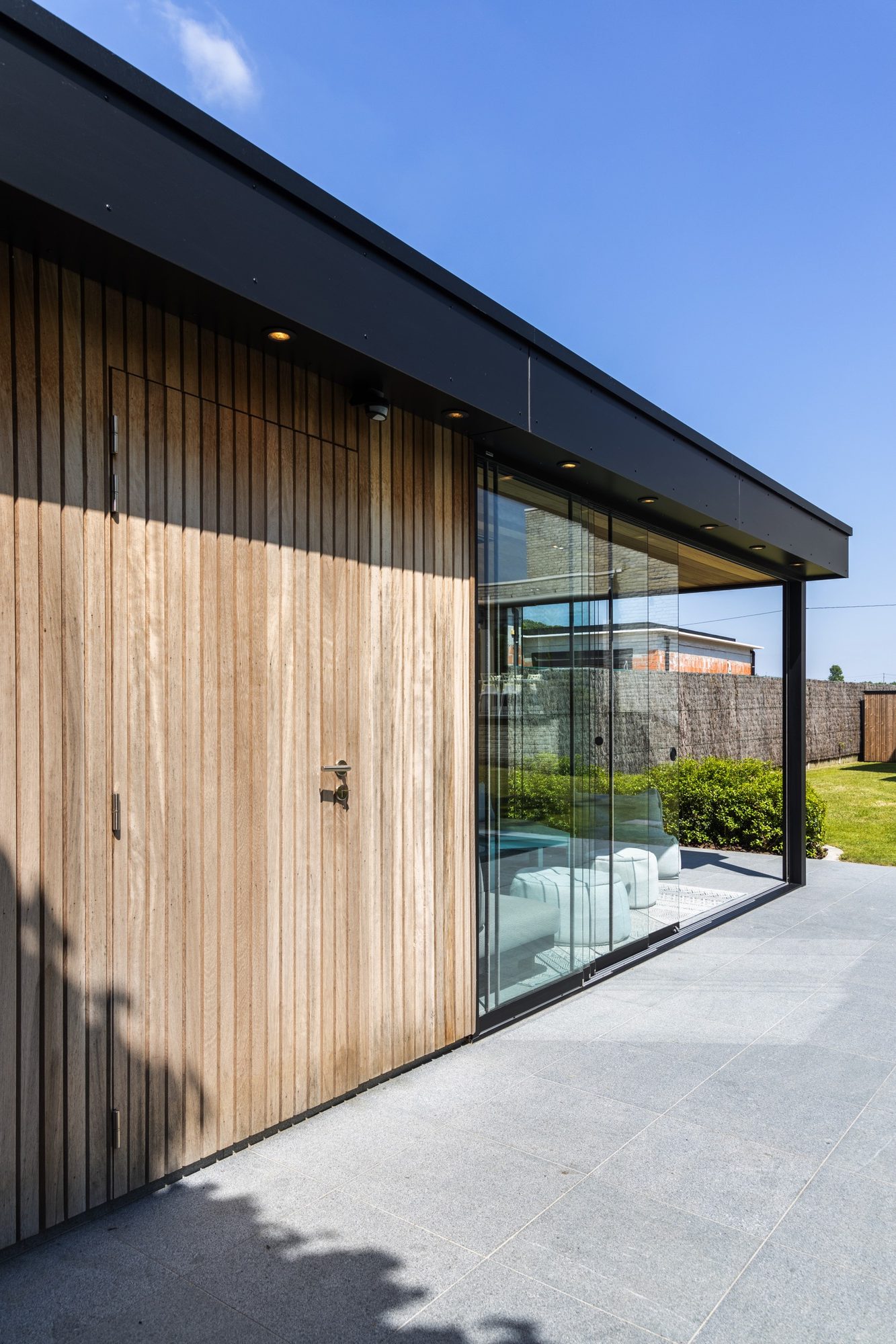 Poolhouse met berging en overkapping