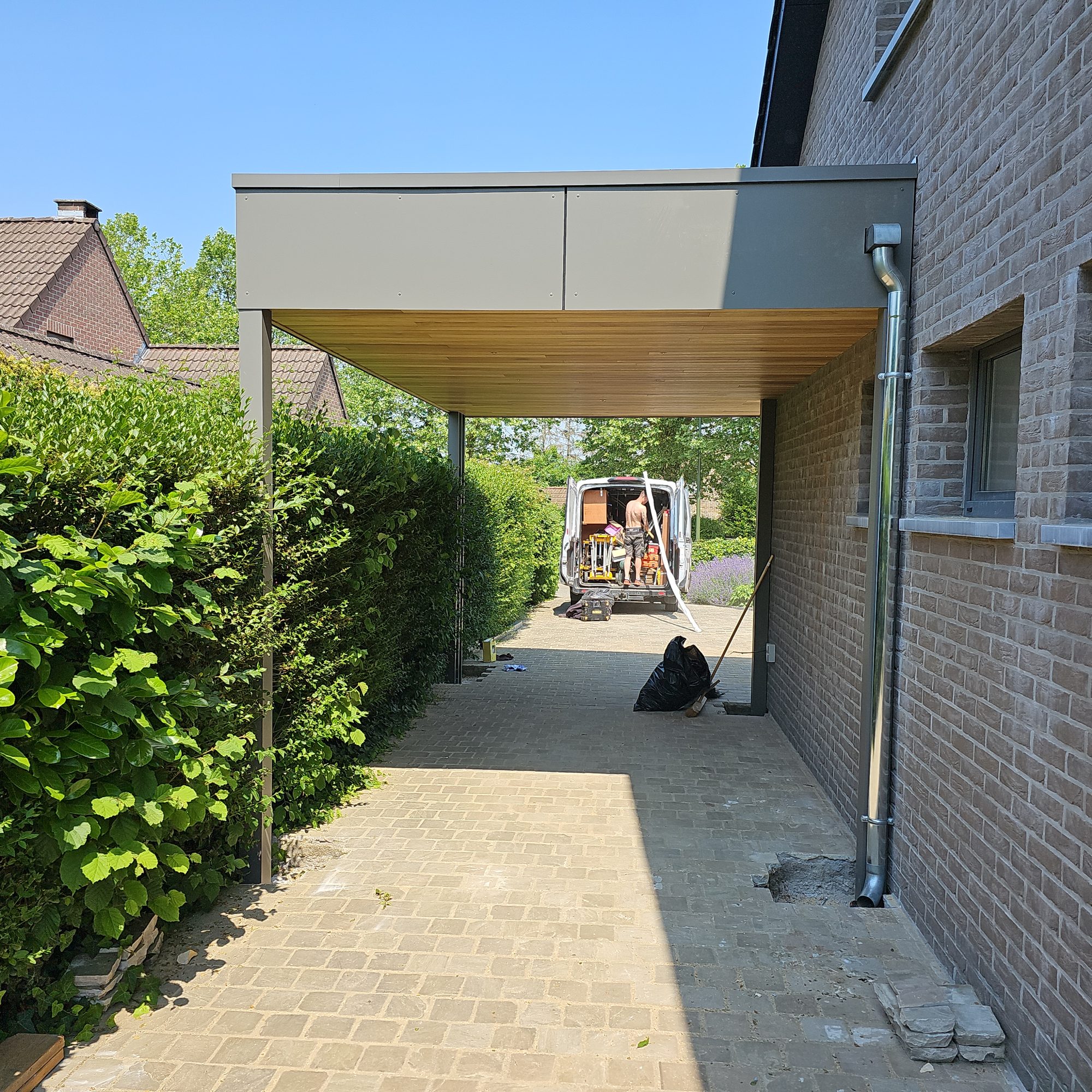Moderne aangebouwde carport