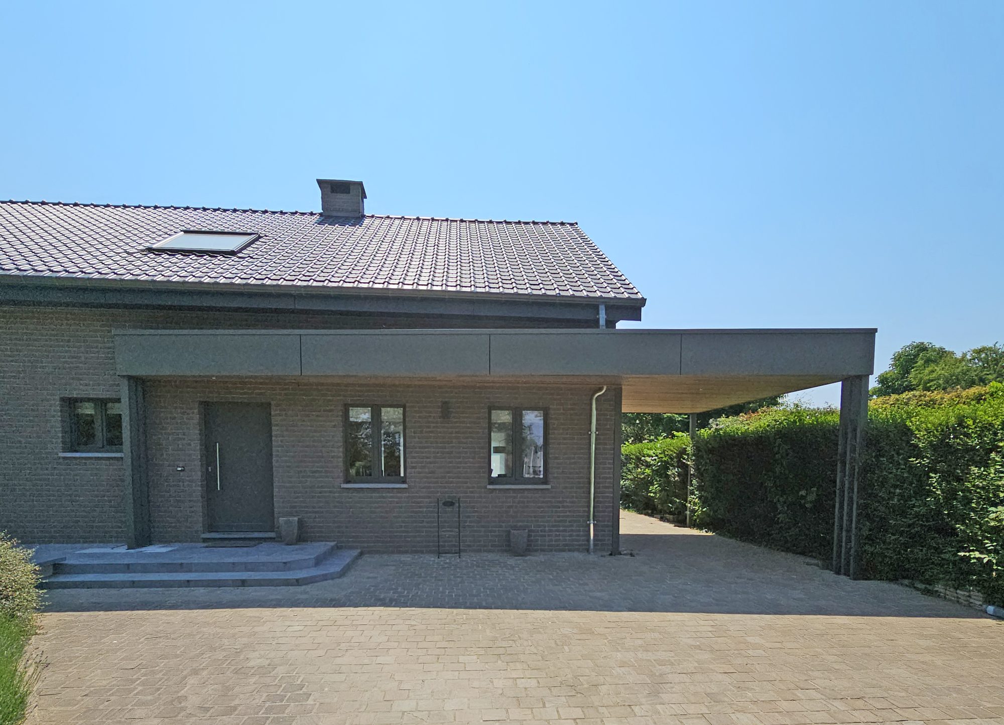 Aangebouwde moderne carport