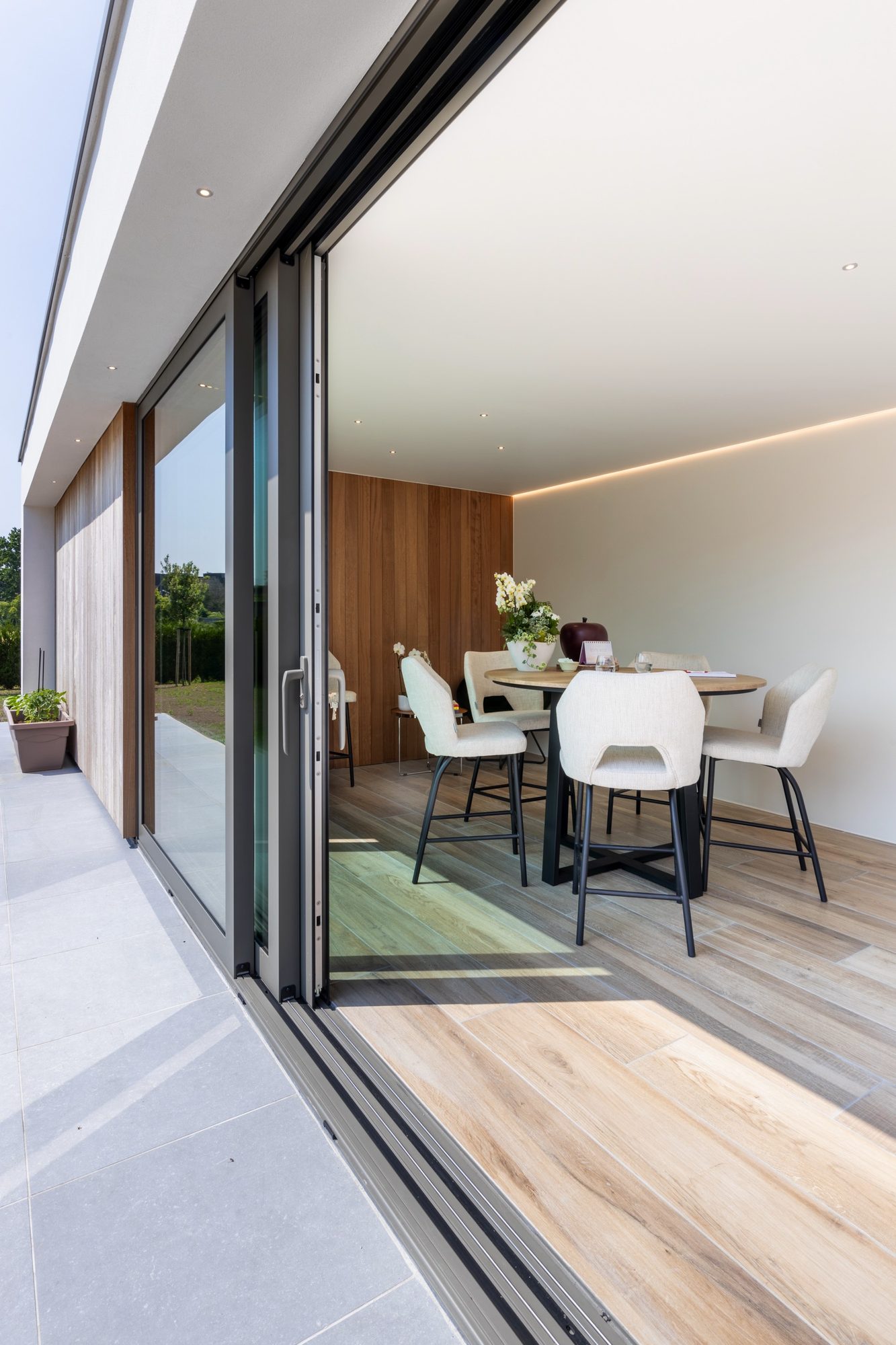 Bureau de jardin avec fenêtres coulissantes en aluminium