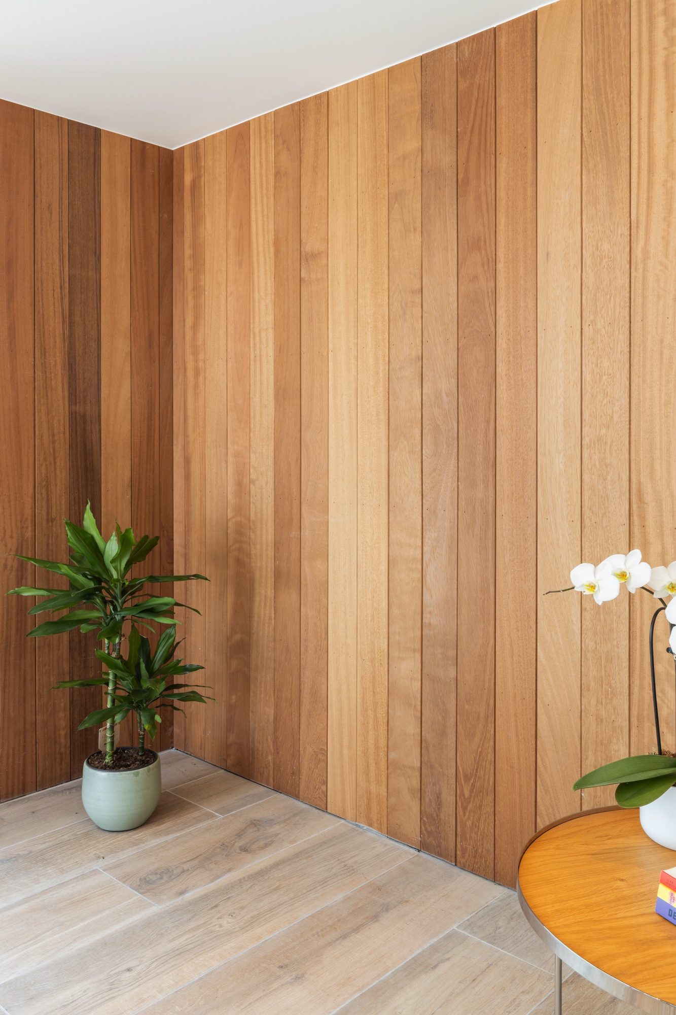 Parois en iroko intérieur bureau de jardin