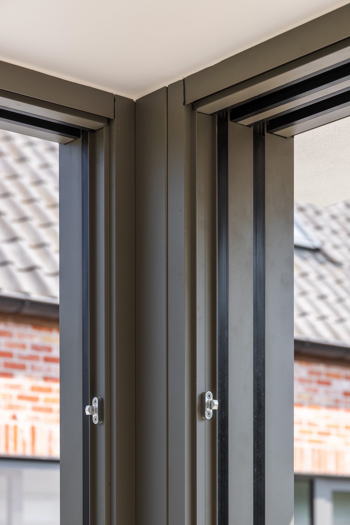 Menuiserie aluminium en gris quartz dans le pavillon de jardin