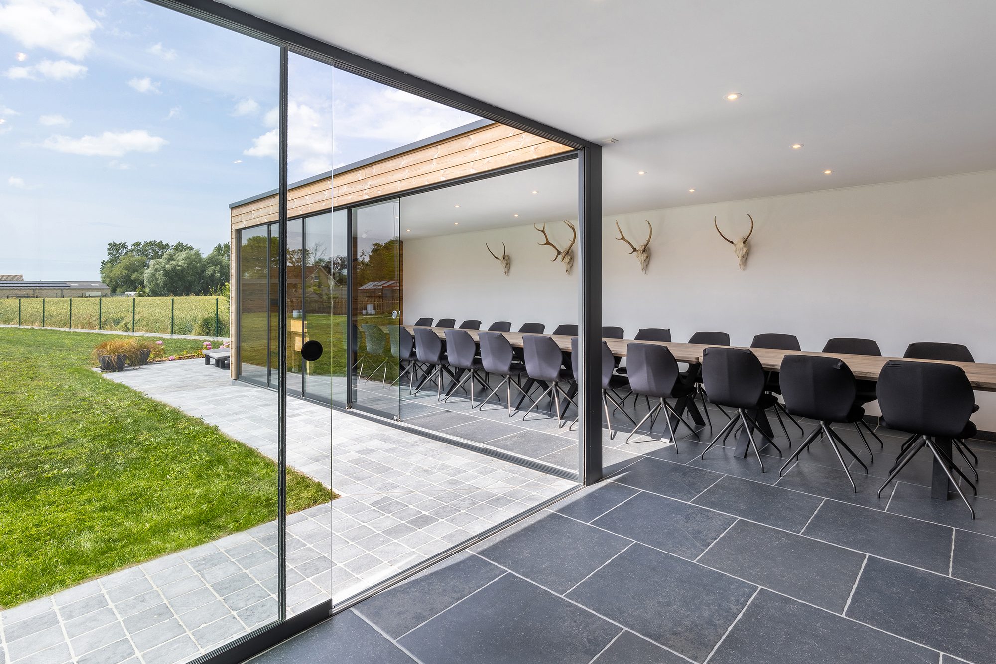 Houten bijgebouw in L-vorm