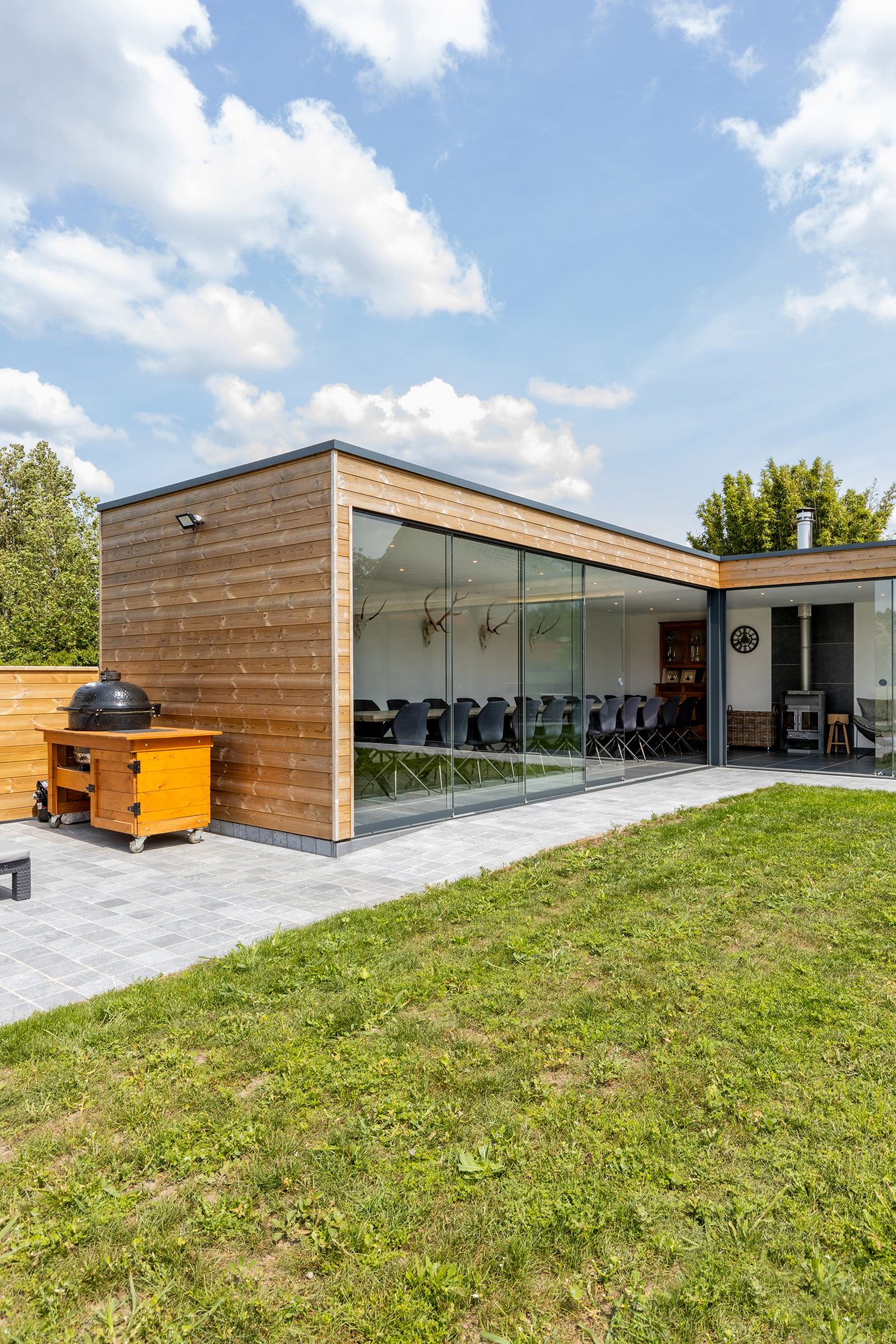 Houten buitenconstructie met schuiframen