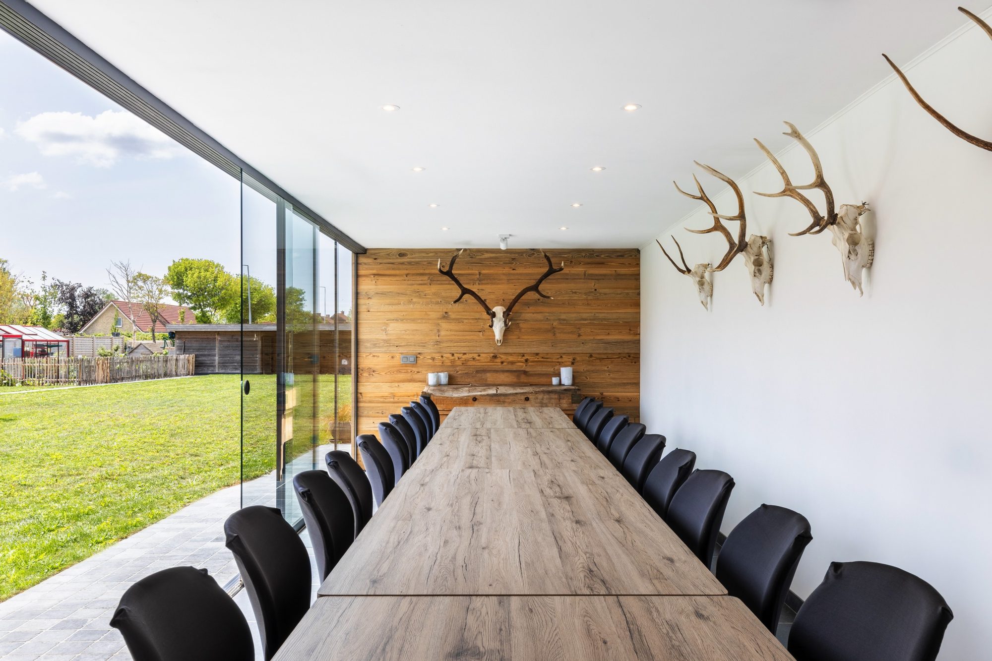 Ruime vergaderzaal in bijgebouw