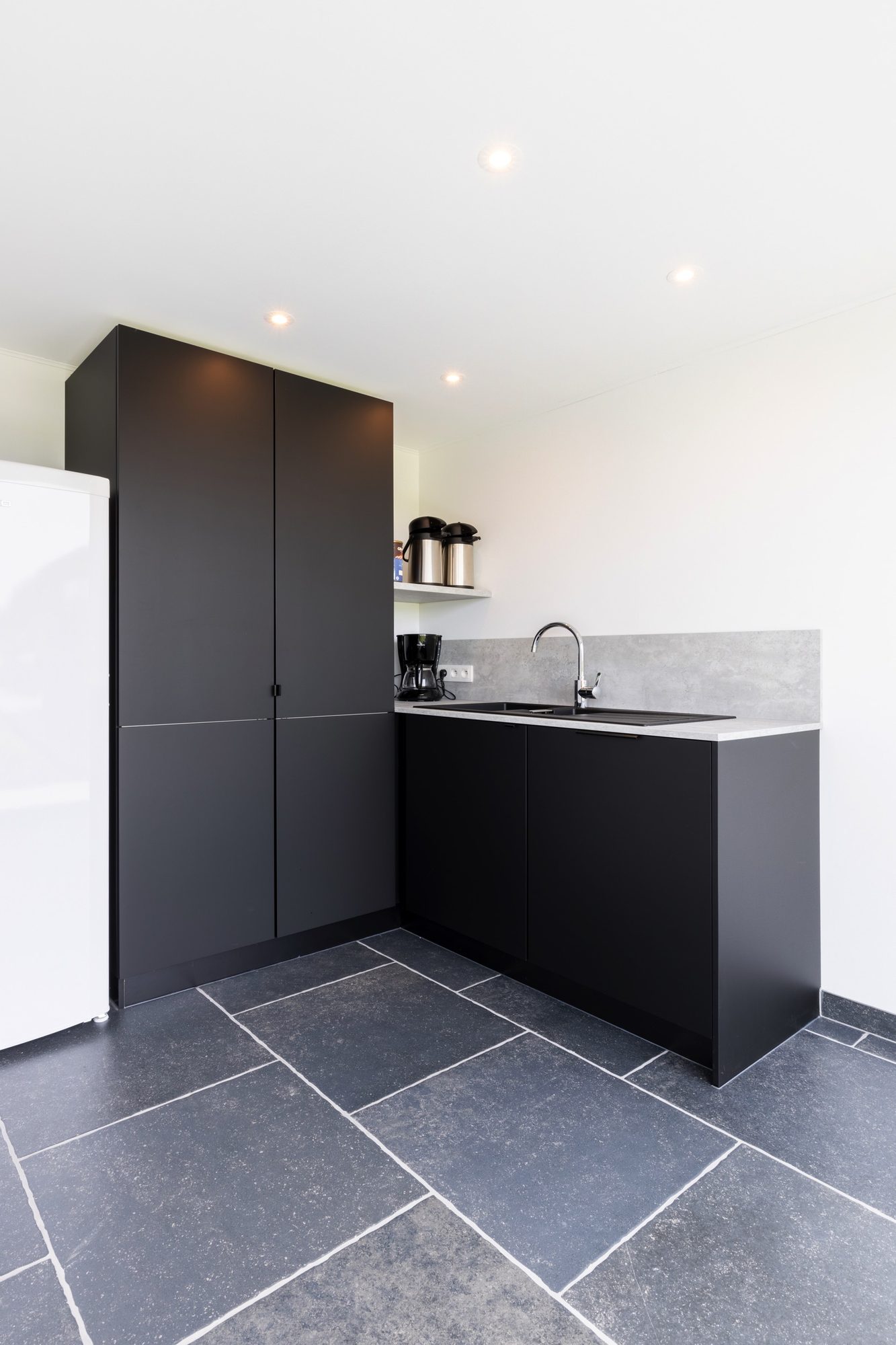 Ingerichte keuken in bijgebouw