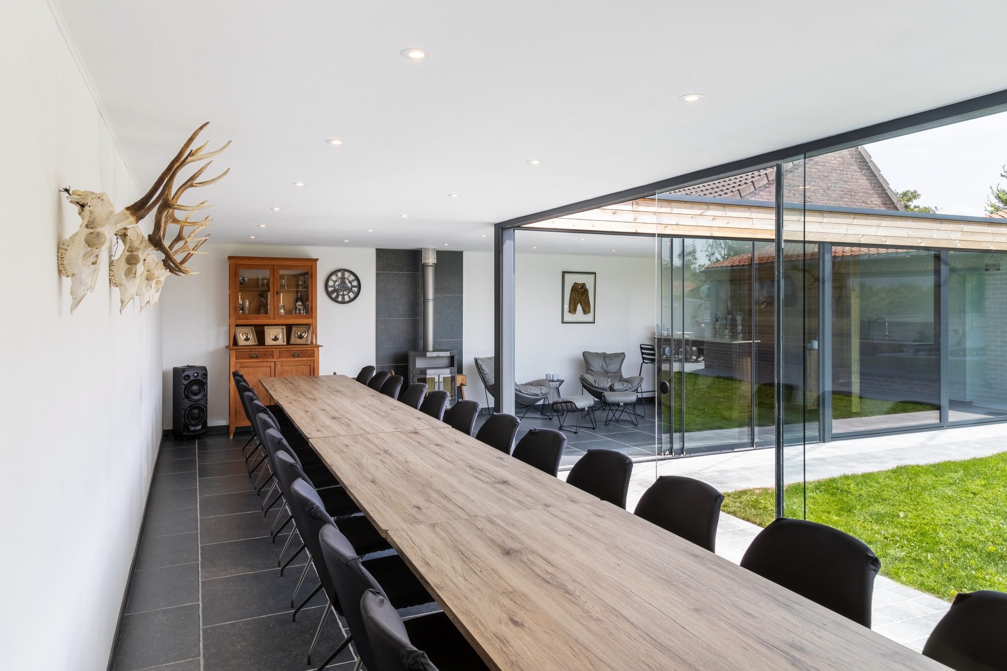 Houten bijgebouw met grote eettafel