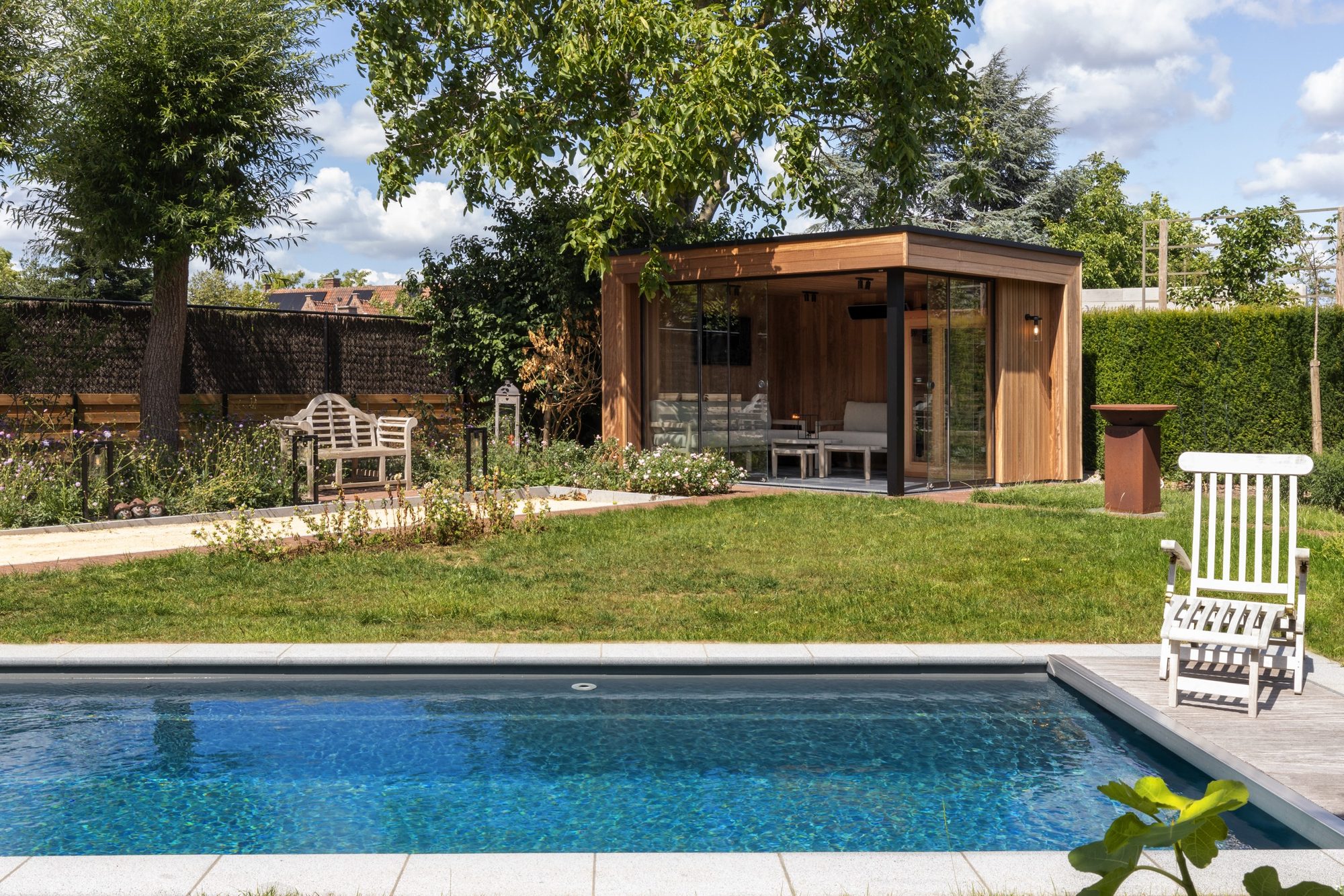 Houten poolhouse met schuiframen