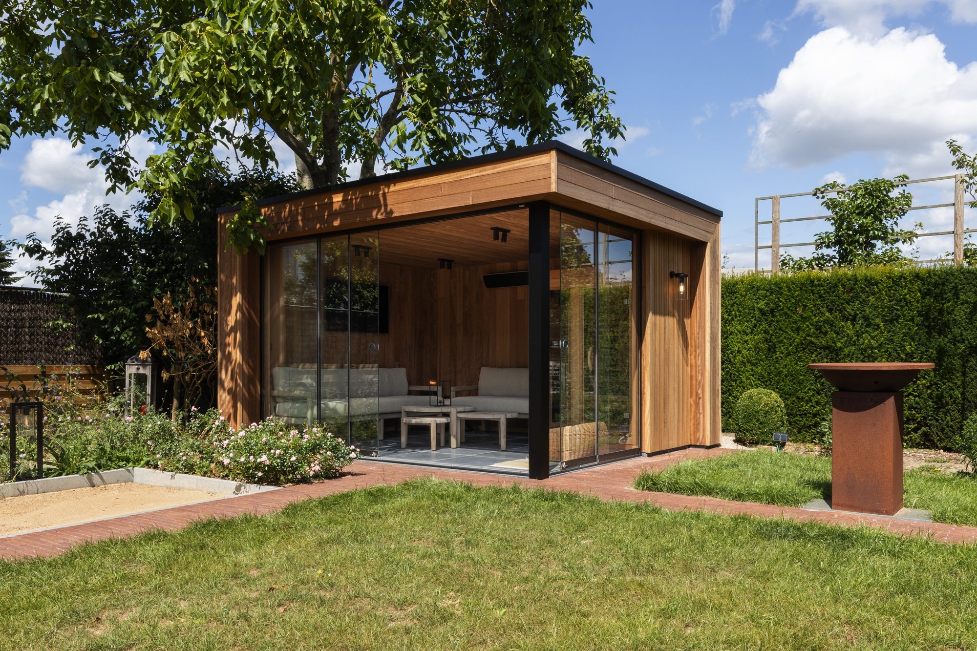 Tijdloze houten tuinkamer