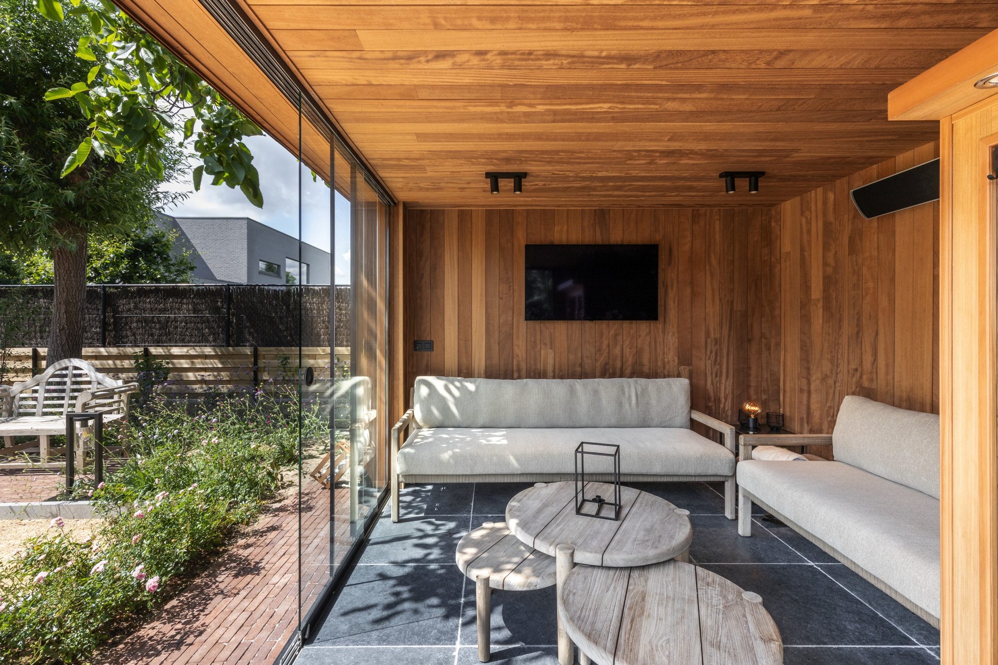 Tuinkamer met tv en heatstrip