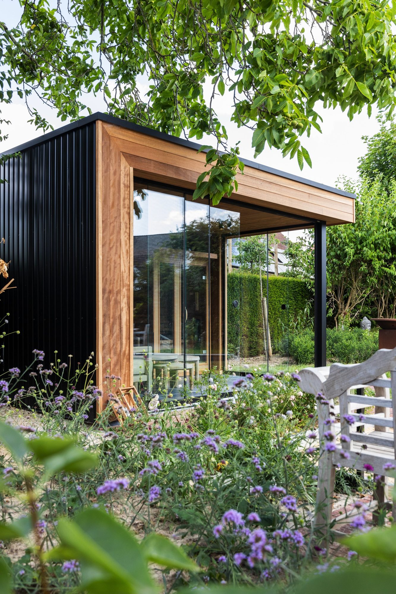 Bijgebouw met hout, aluminium en staalplaat