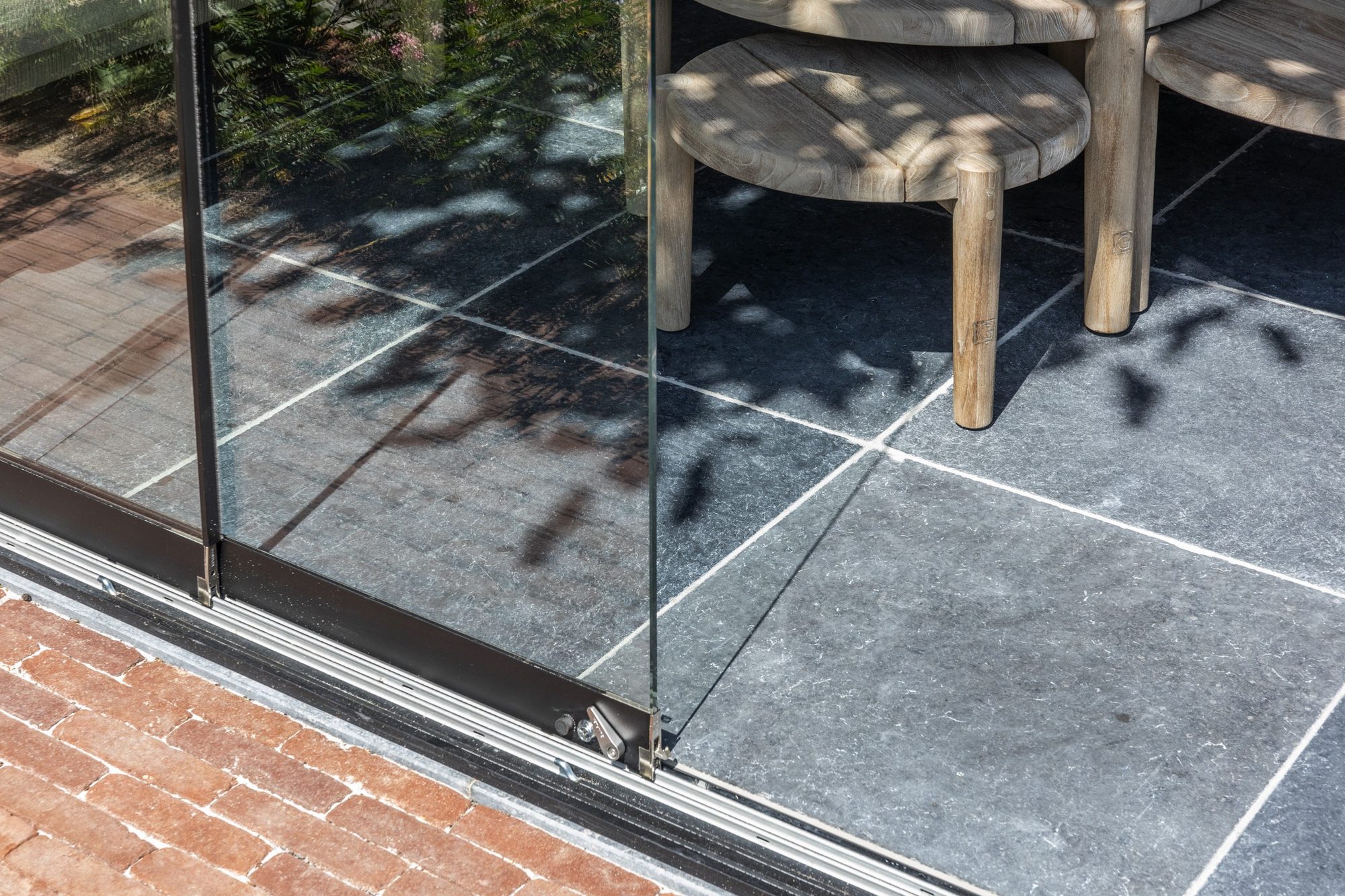 Ingewerkte grondrails Sunflex glaswand