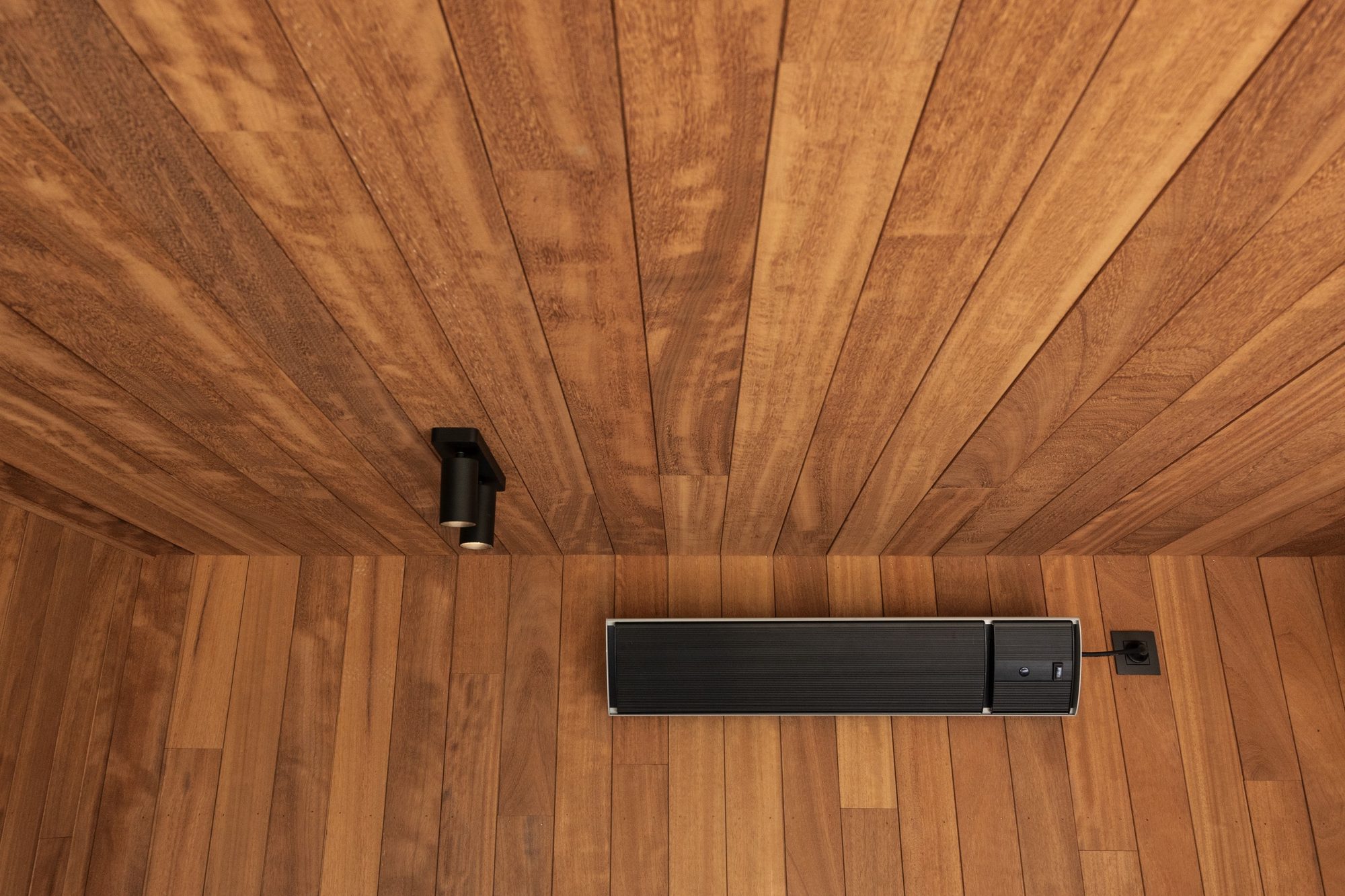 Heatstrip aan muur