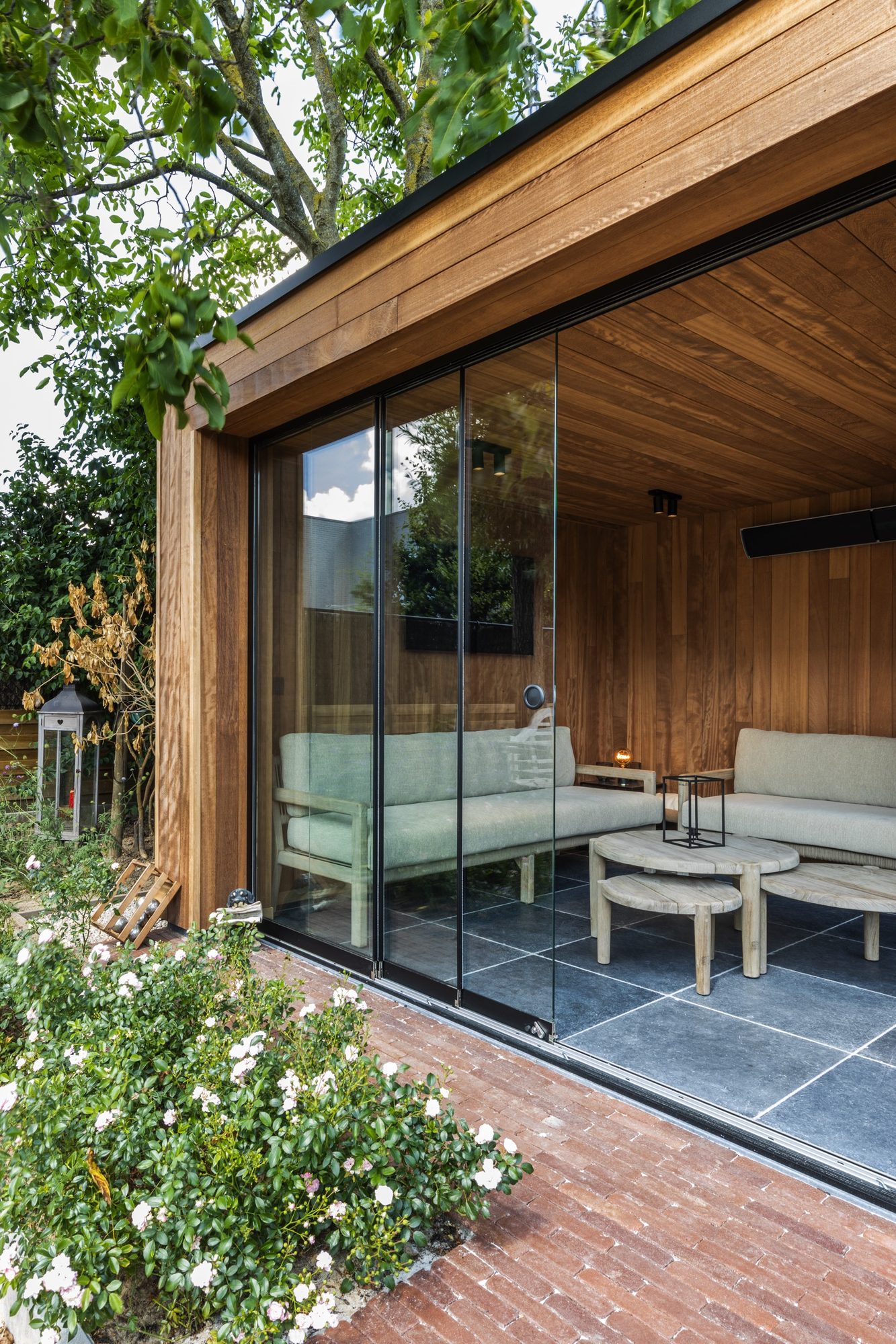 Moderne tuinkamer met hout