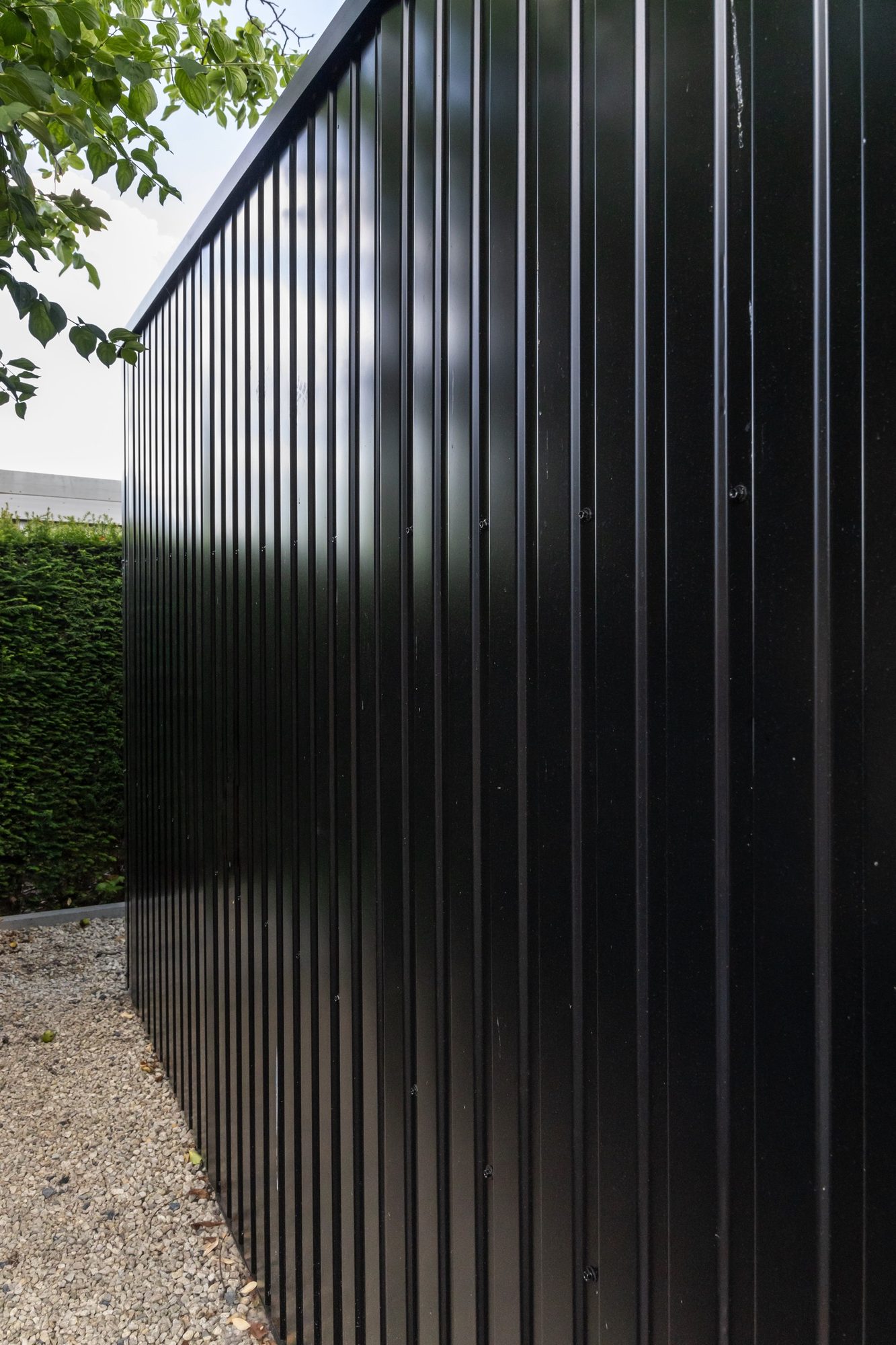 Achterwand in zwarte staalplaat