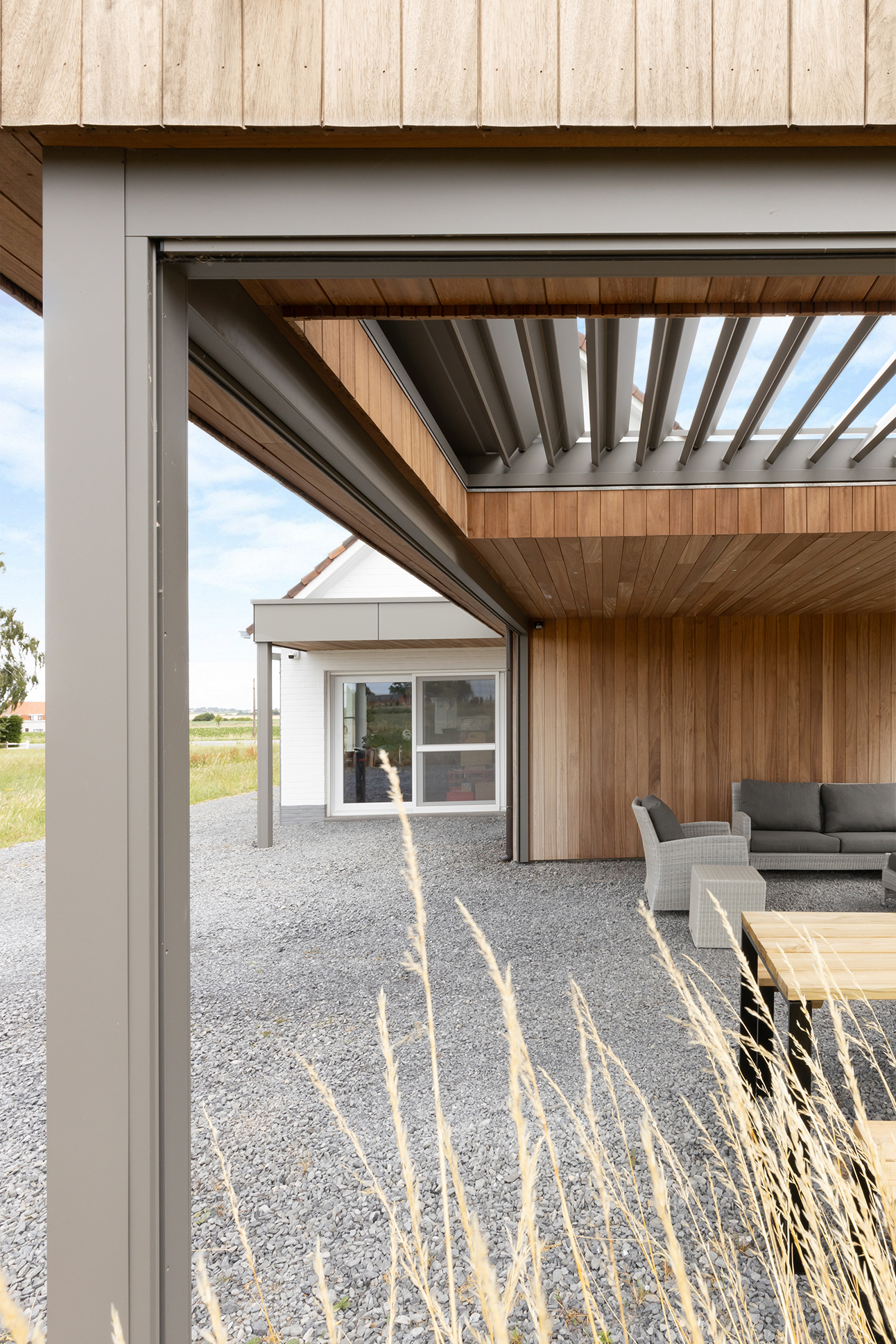 Pergola avec abri, screens et toit à lamelles