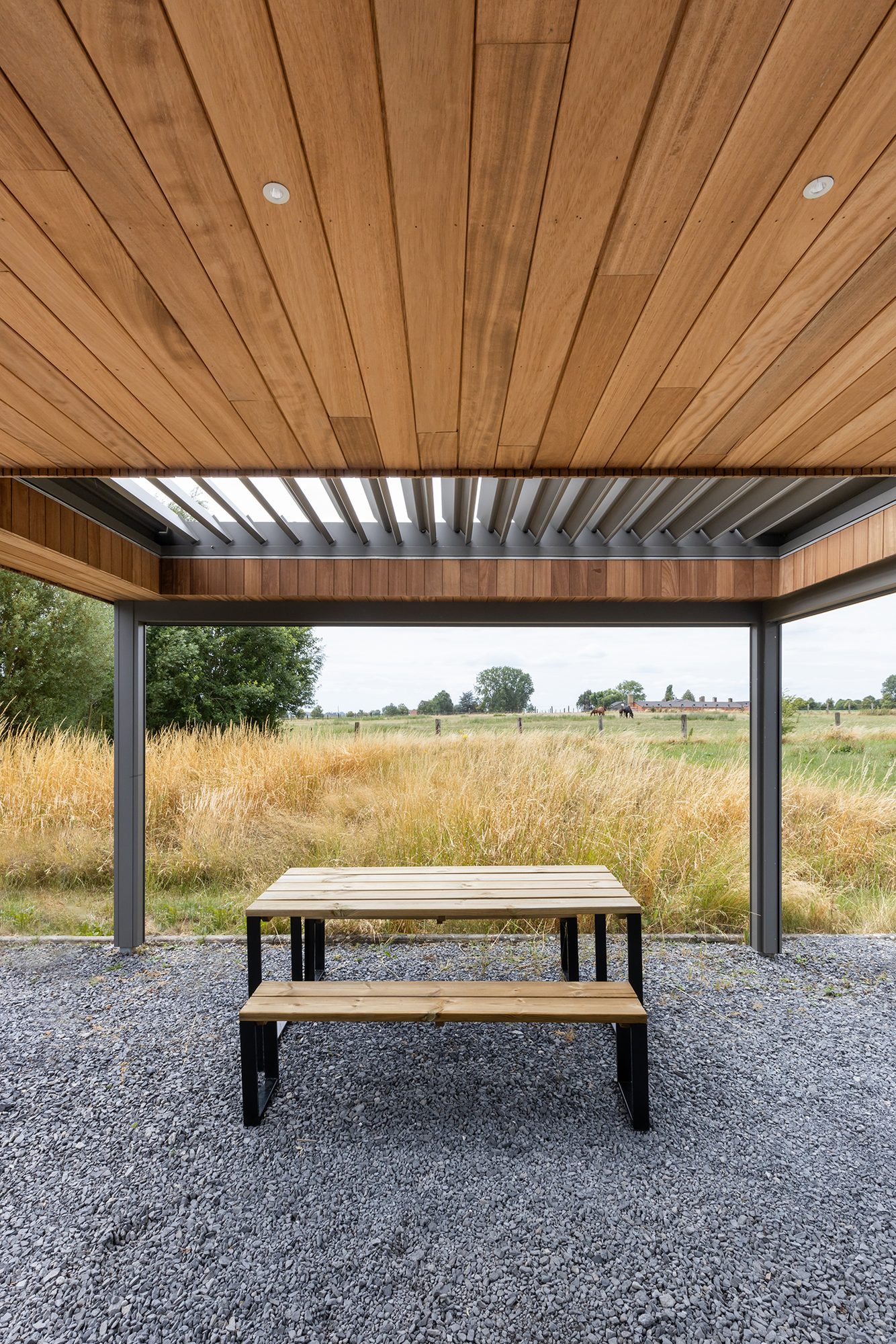 Couverture de terrasse avec toit à lamelles et sous-toiture en bois