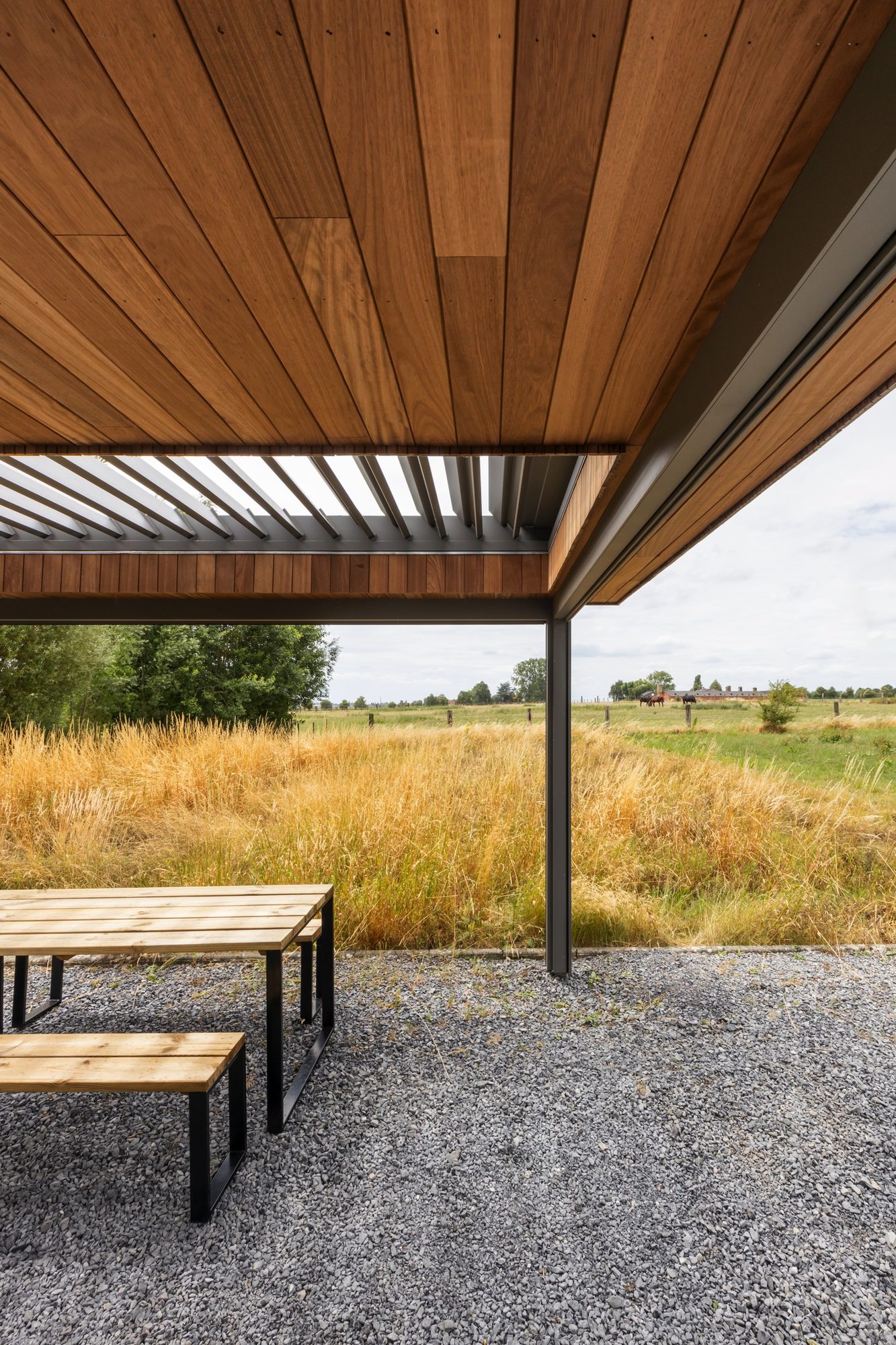 Pergola en bois avec toit à lamelles