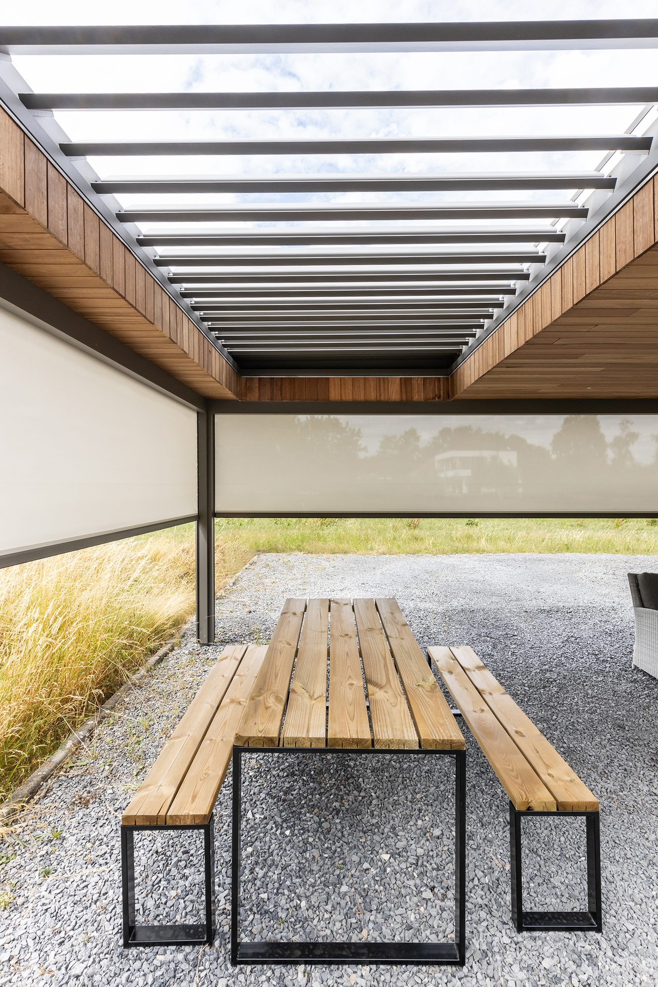 Pergola avec toit à lamelles et screens