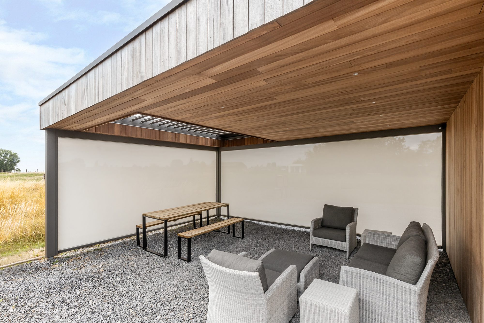 Couverture de terrasse avec screens et toit à lamelles