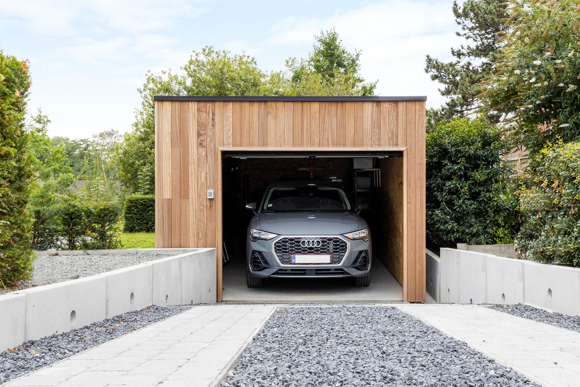Losstaande houten garage met sectionale poort