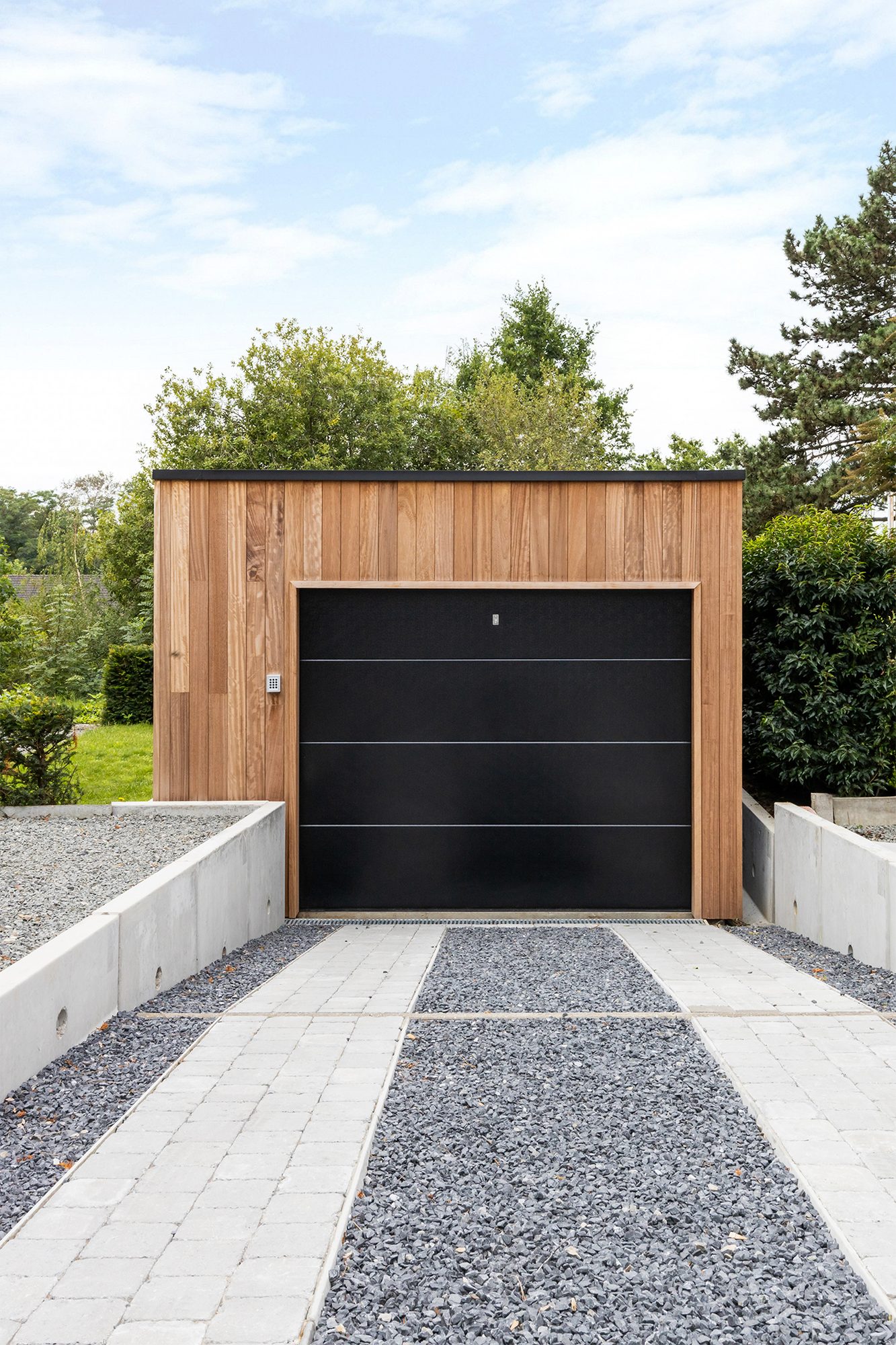 Houten garage met zwarte sectionaalpoort