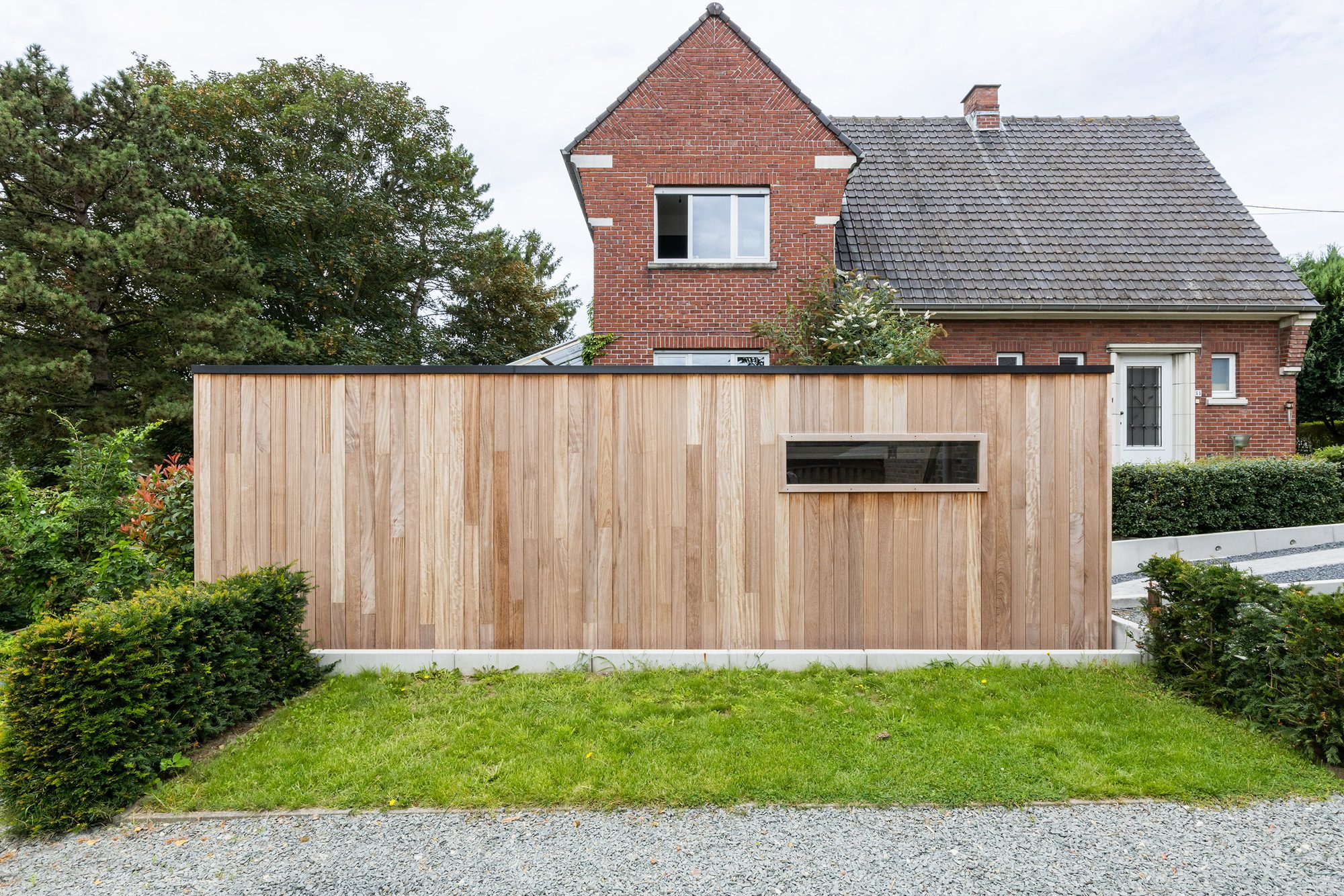 Moderne garage met houten bekleding
