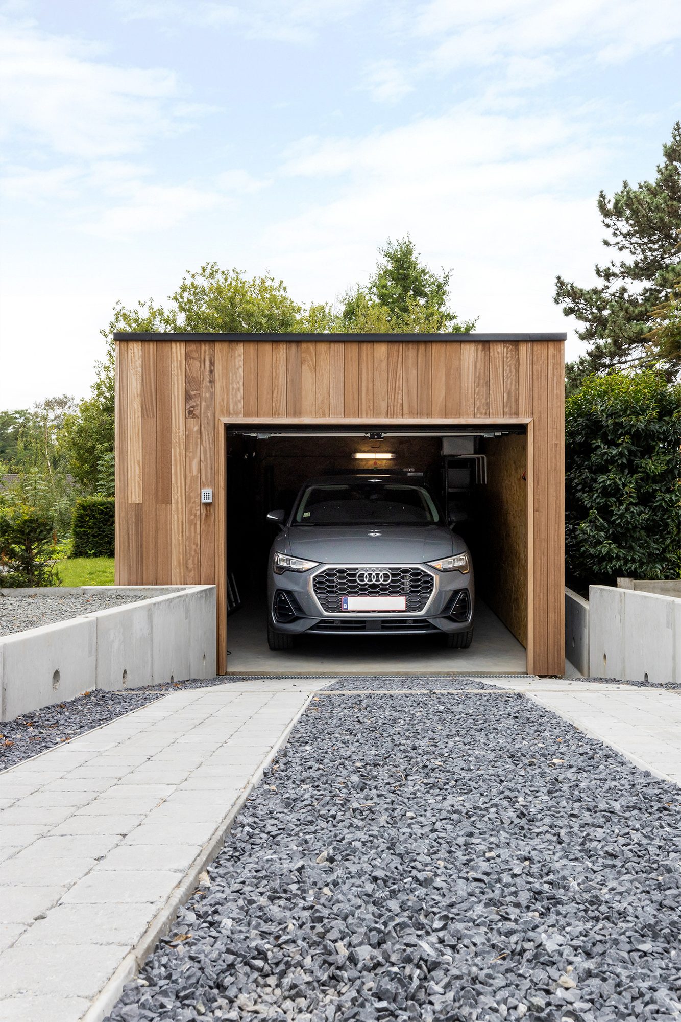 Houten garage met geautomatiseerde poort