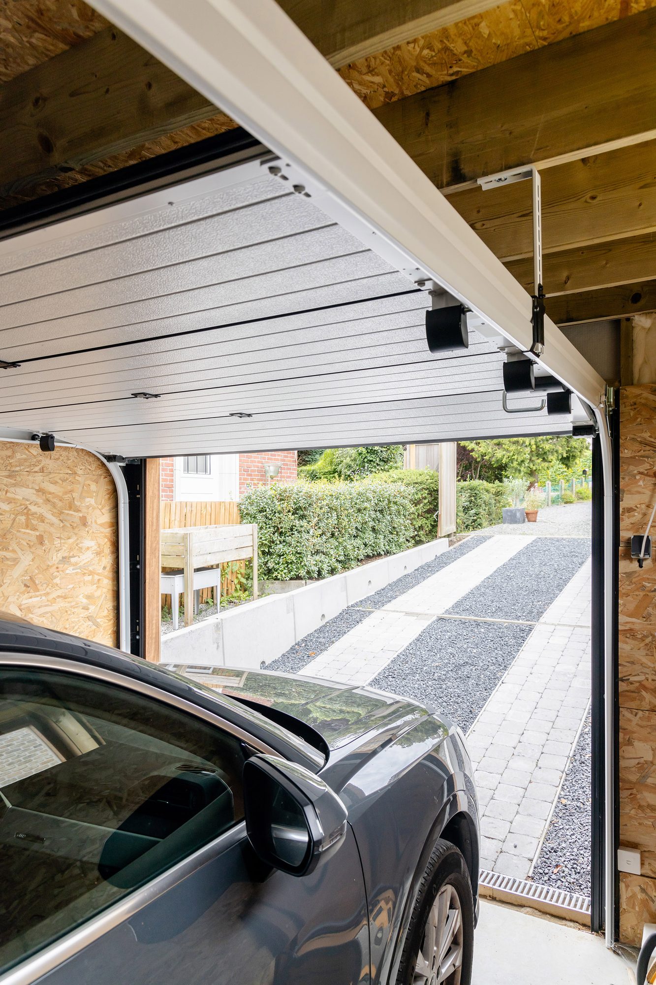 Garage met openstaande poort