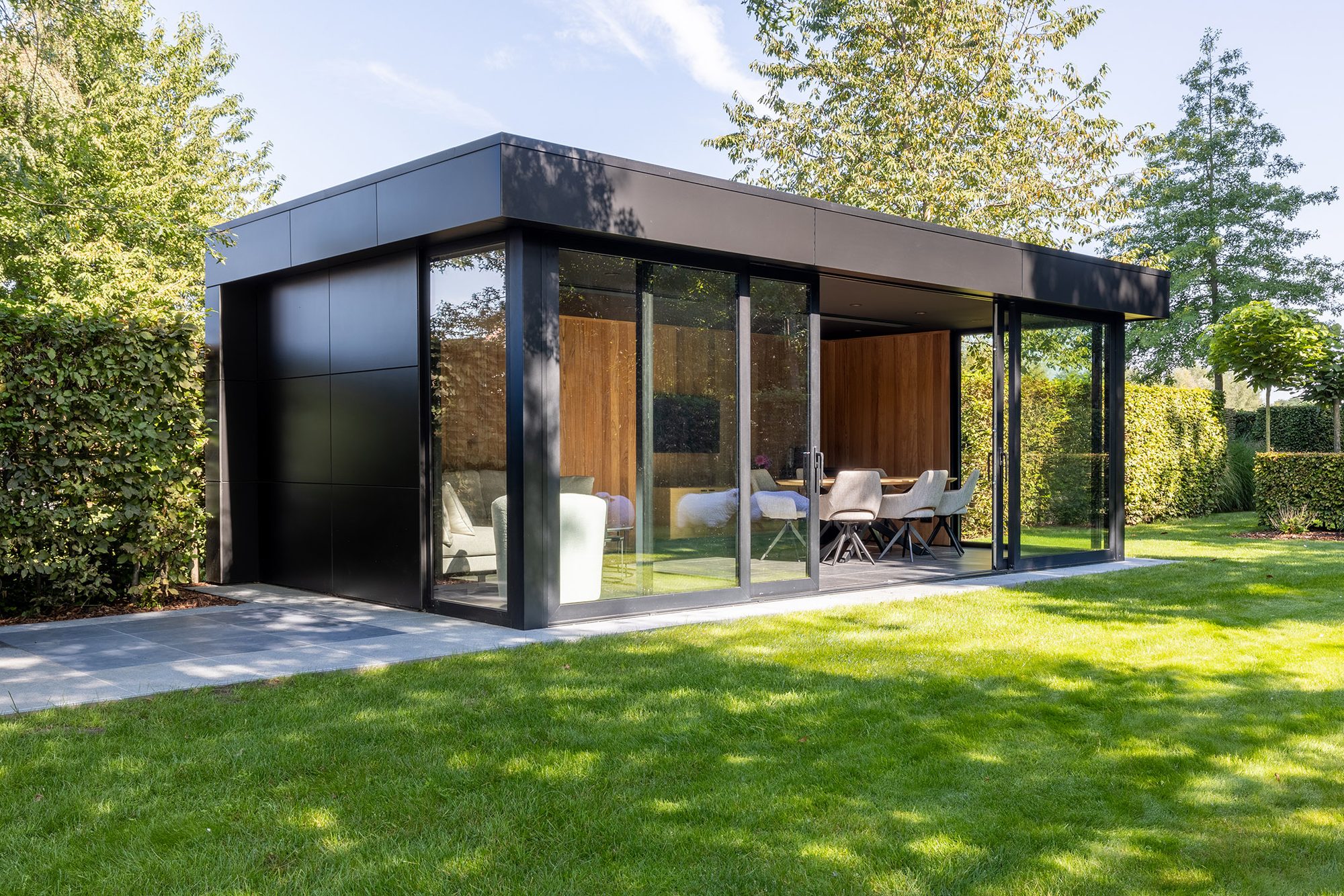 Pavillon de jardin moderne avec Trespa et iroko