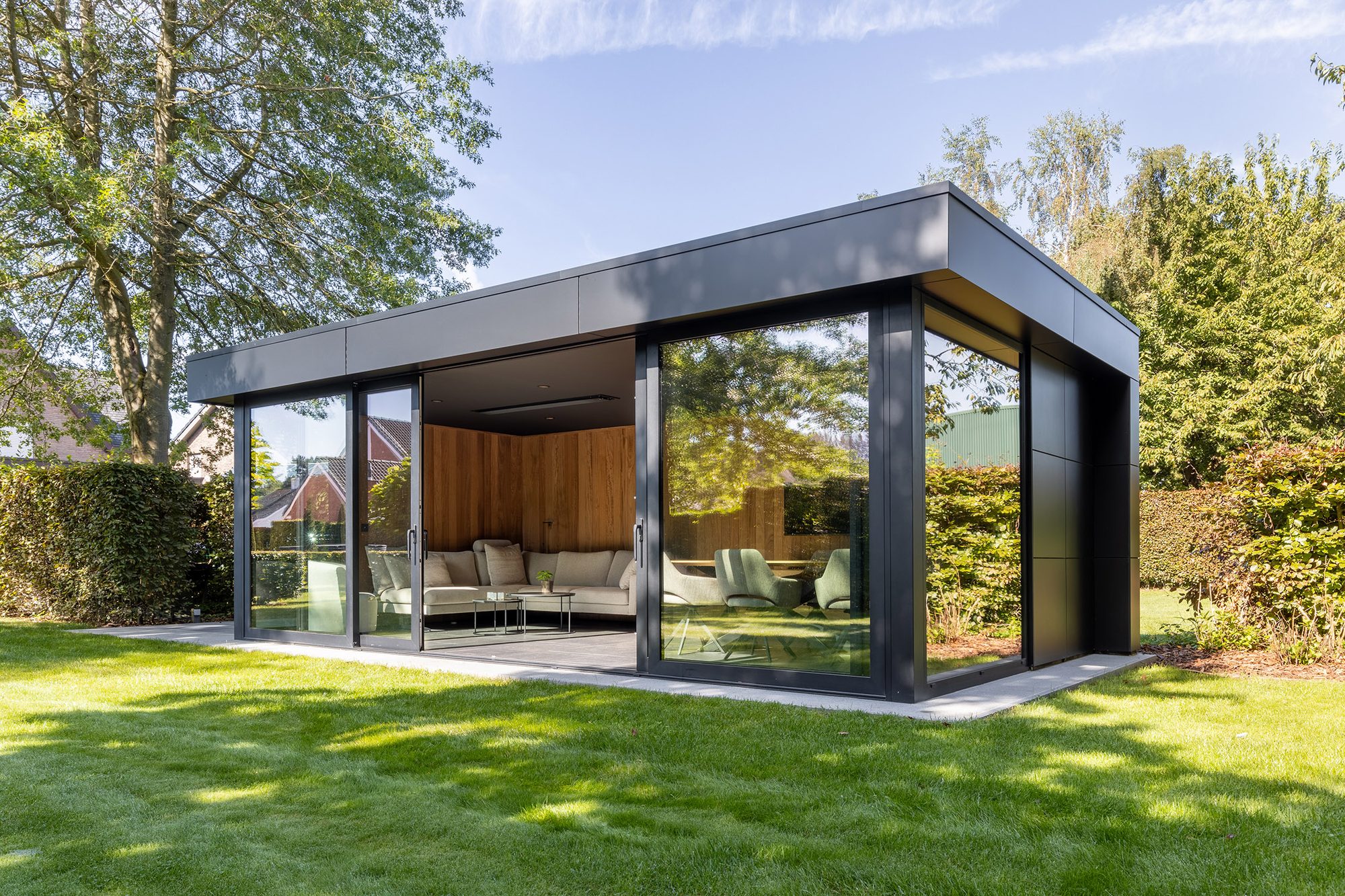 Pavillon de jardin moderne avec Trespa et fenêtres coulissantes