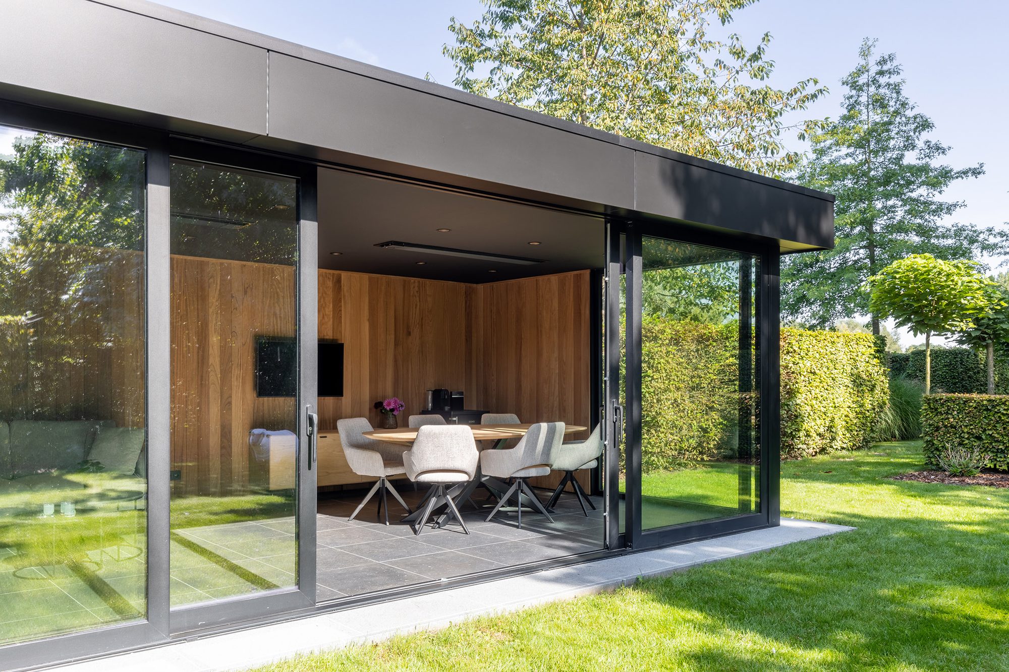 Pavillon de jardin avec fenêtres coulissantes