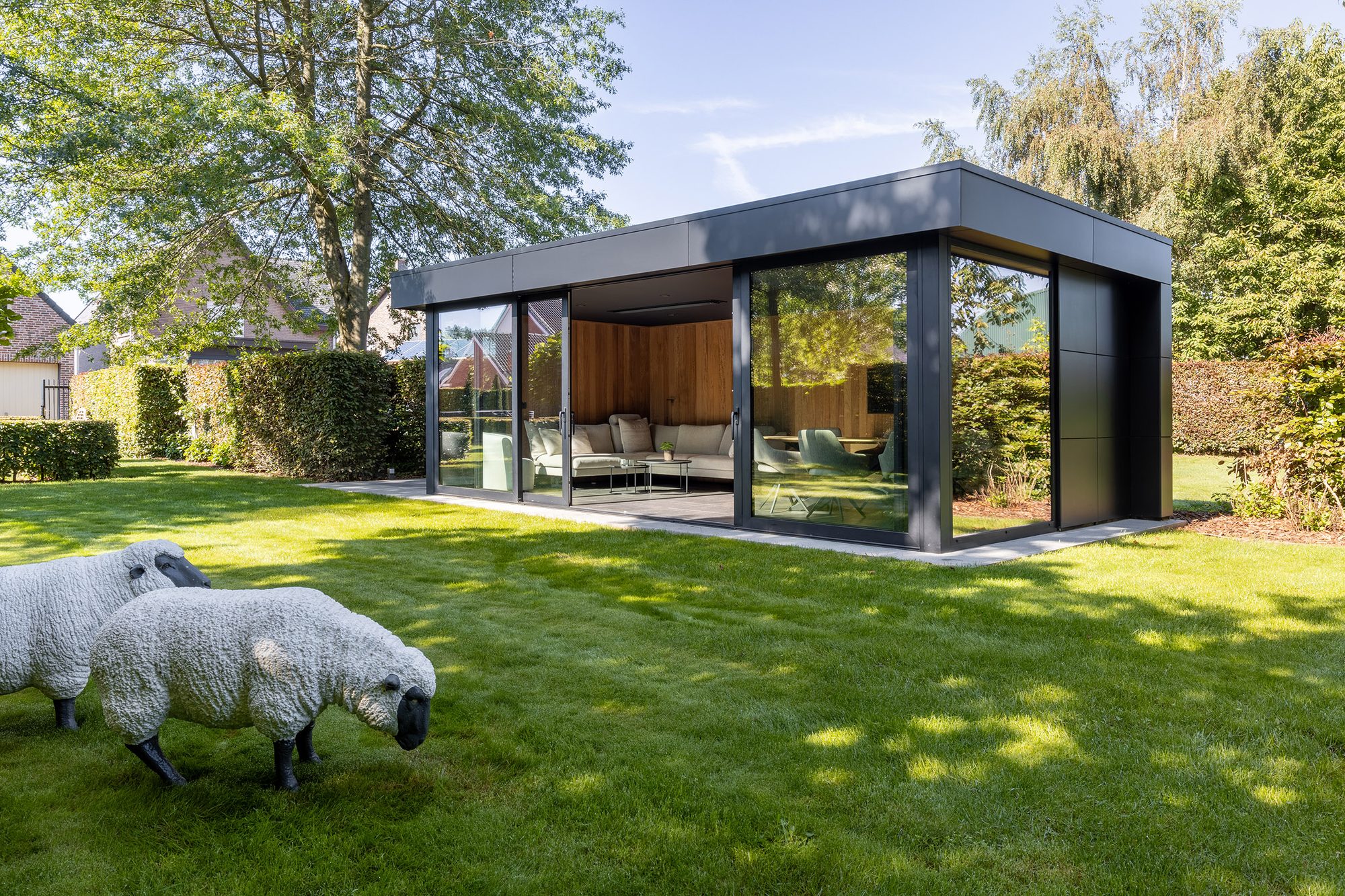 Chambre de jardin moderne avec Trespa, aluminium et iroko