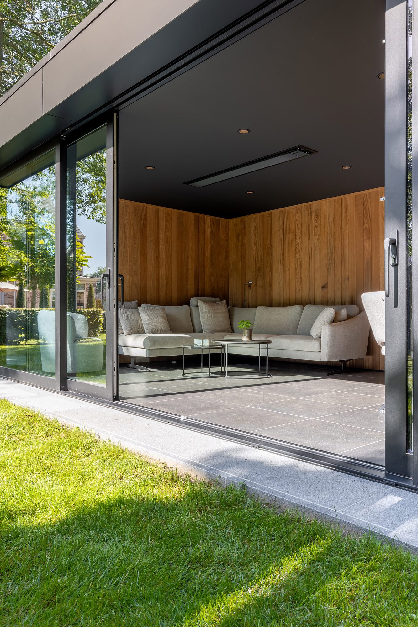 Pavillon de jardin avec fenêtres coulissantes