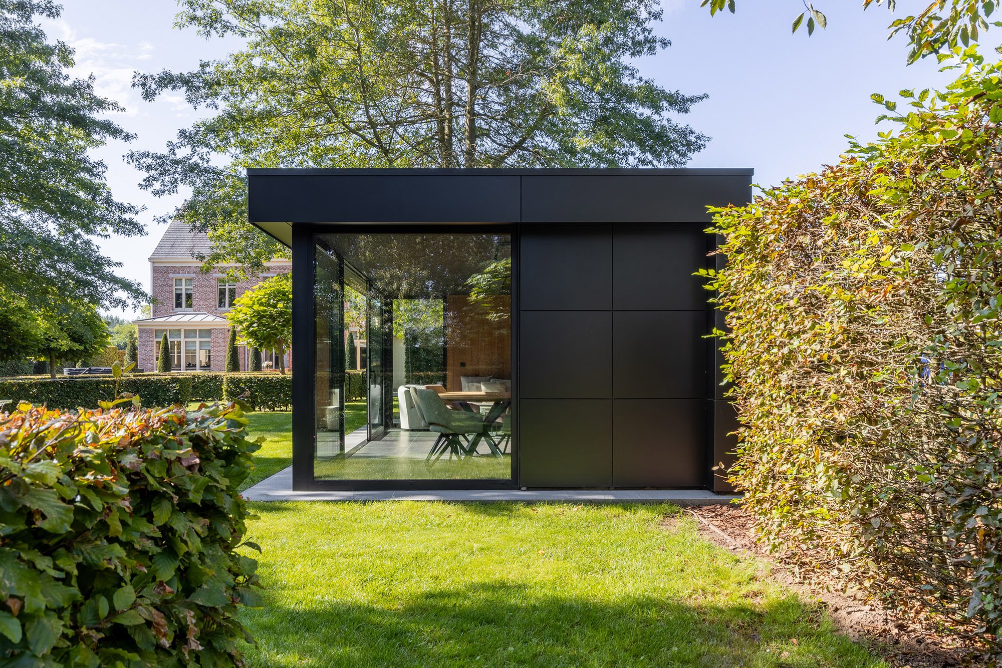 Annexe exclusive en Trespa noir avec fenêtres en aluminium