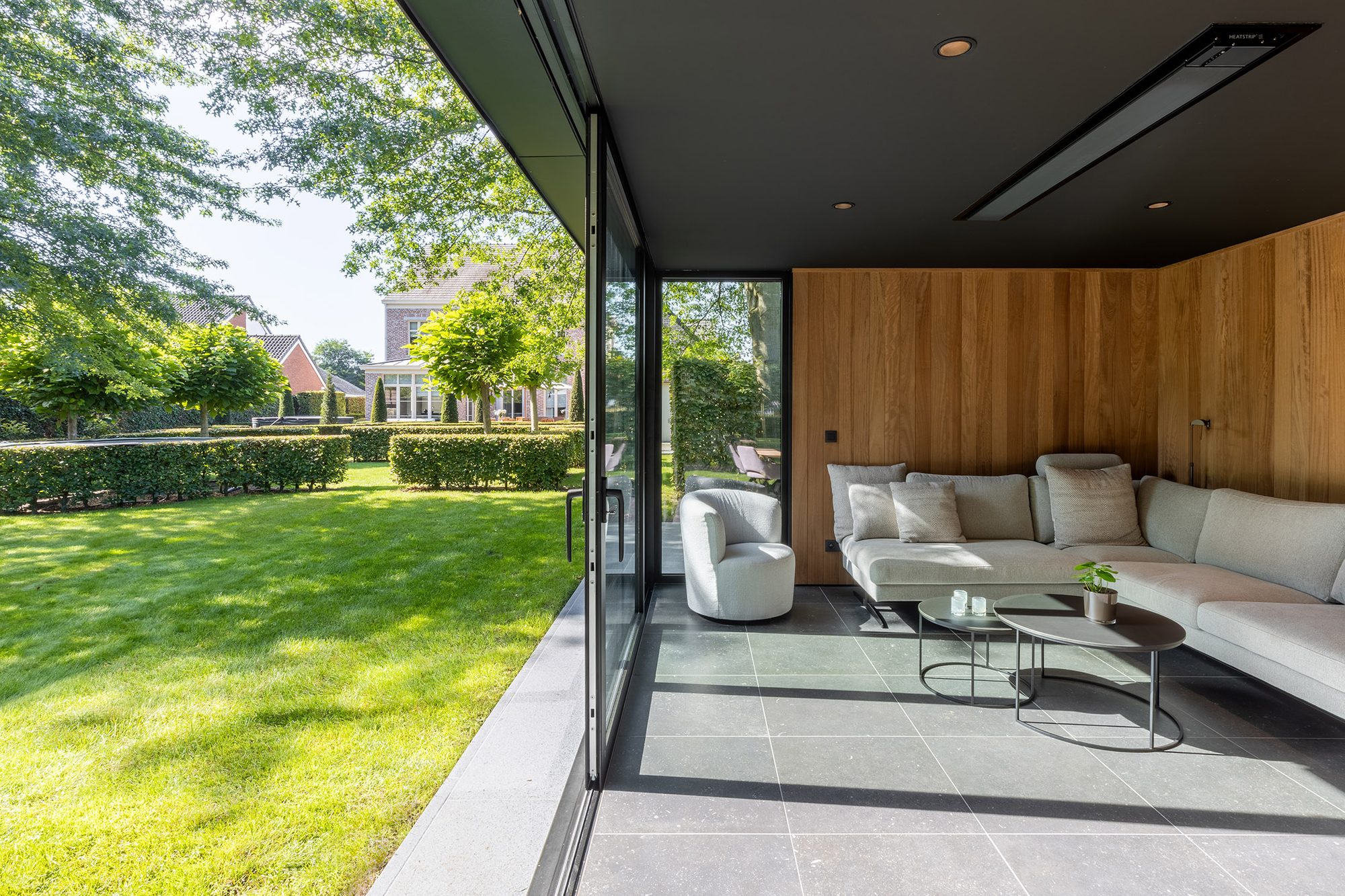 Salon de jardin moderne avec lounge
