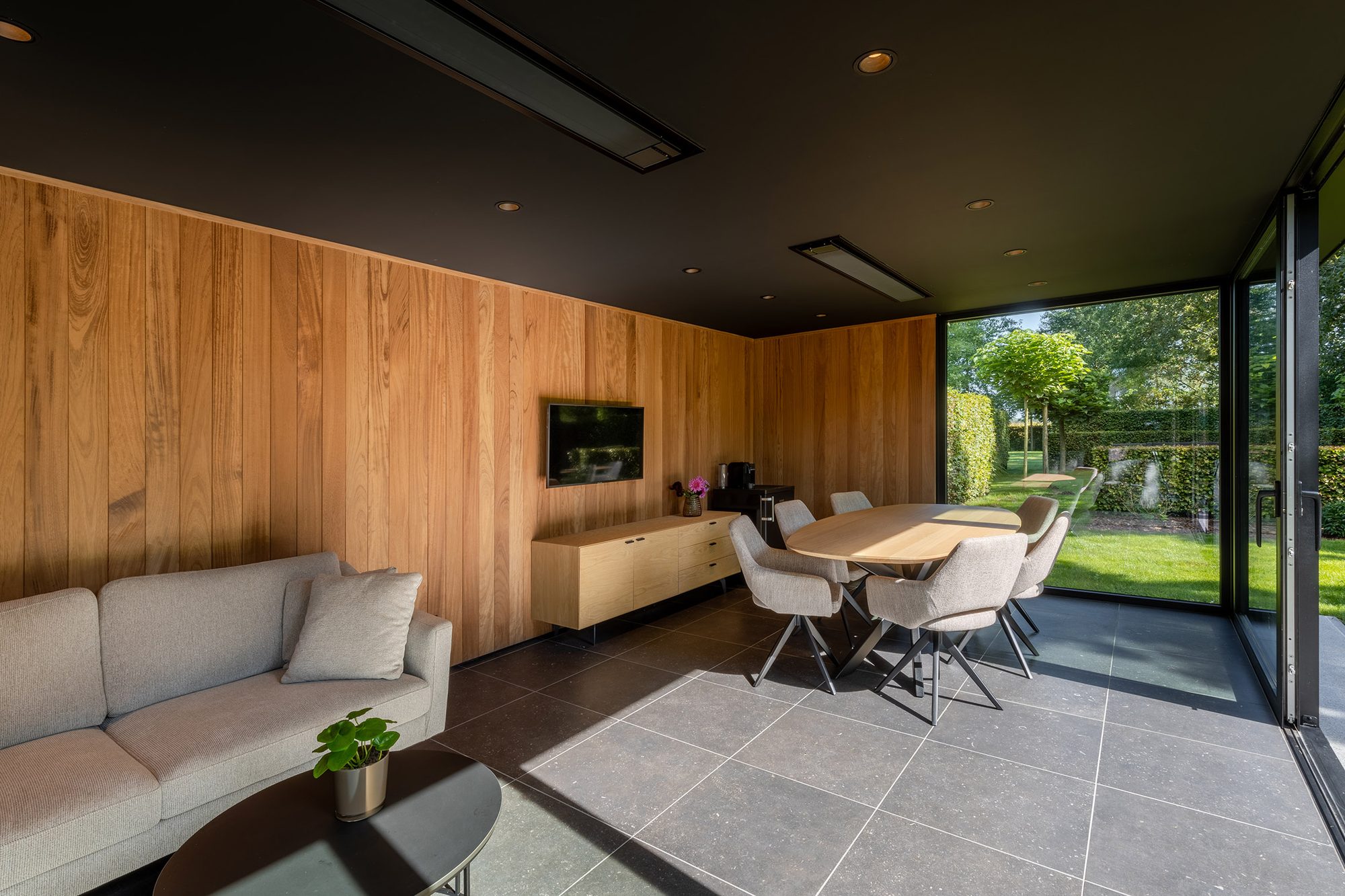 Intérieur pavillon de jardin avec bandes chauffantes