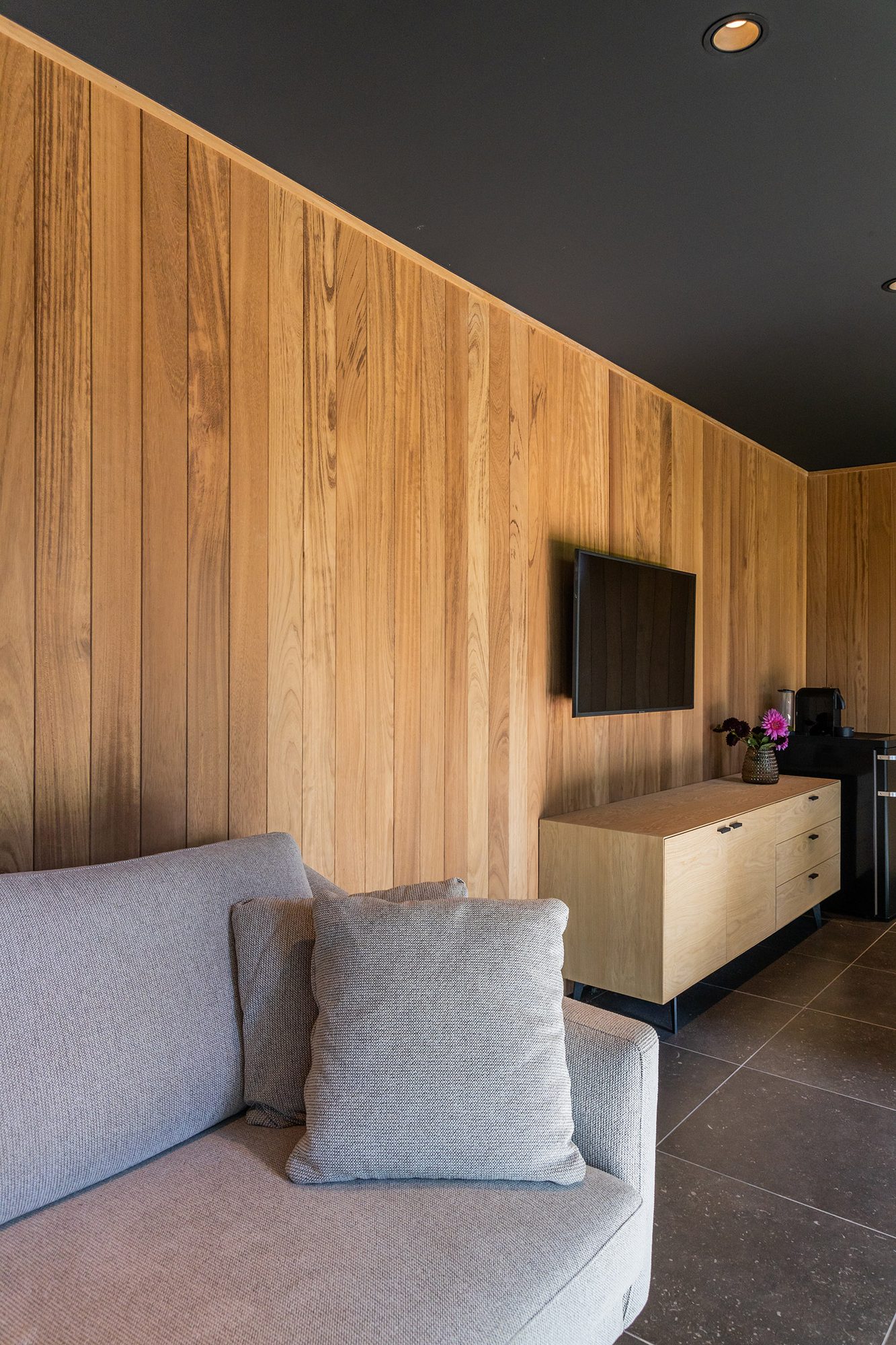Paroi avec bois dur tropical iroko