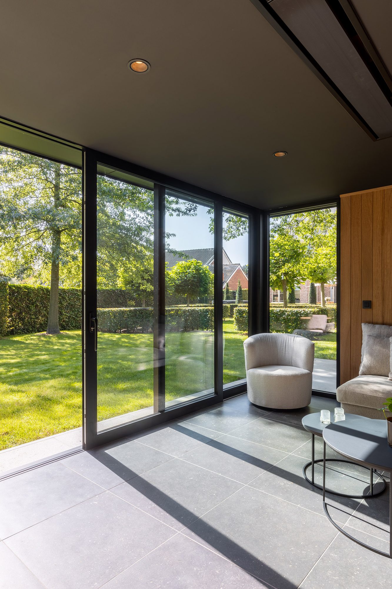 Pavillon de jardin avec fenêtres coulissantes