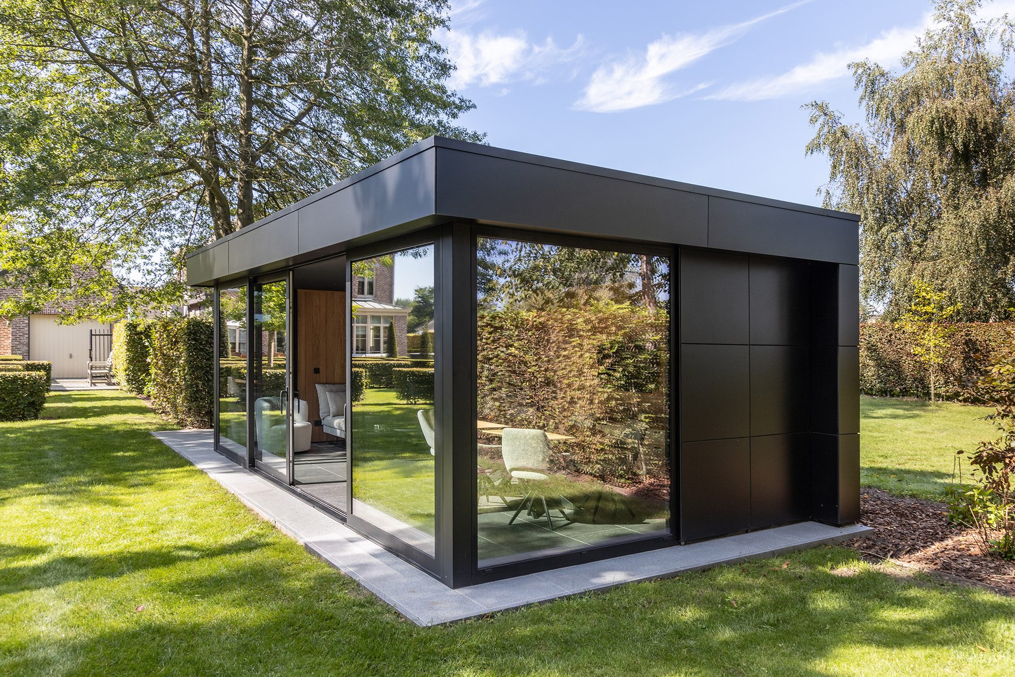 Salon de jardin moderne avec Trespa et fenêtres coulissantes